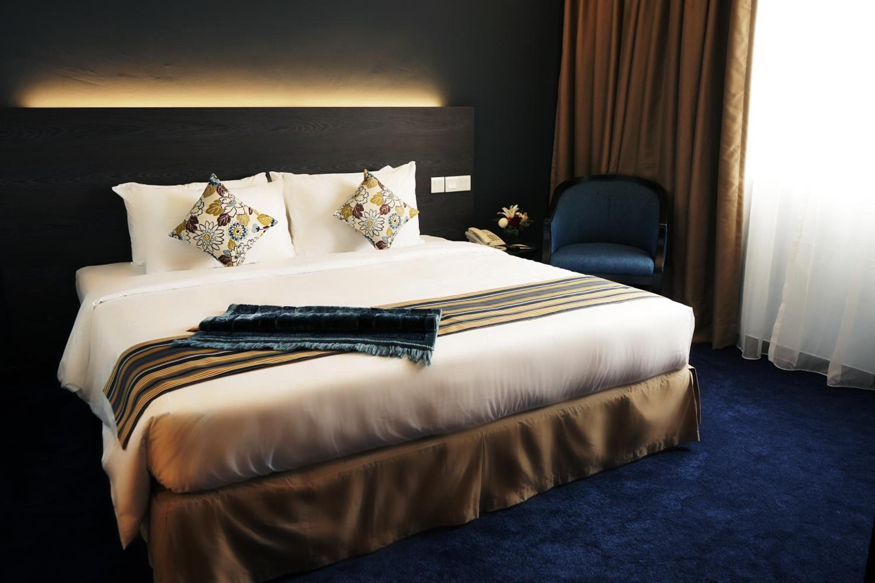 Junior Suite, Non-Smoking - Photo 7