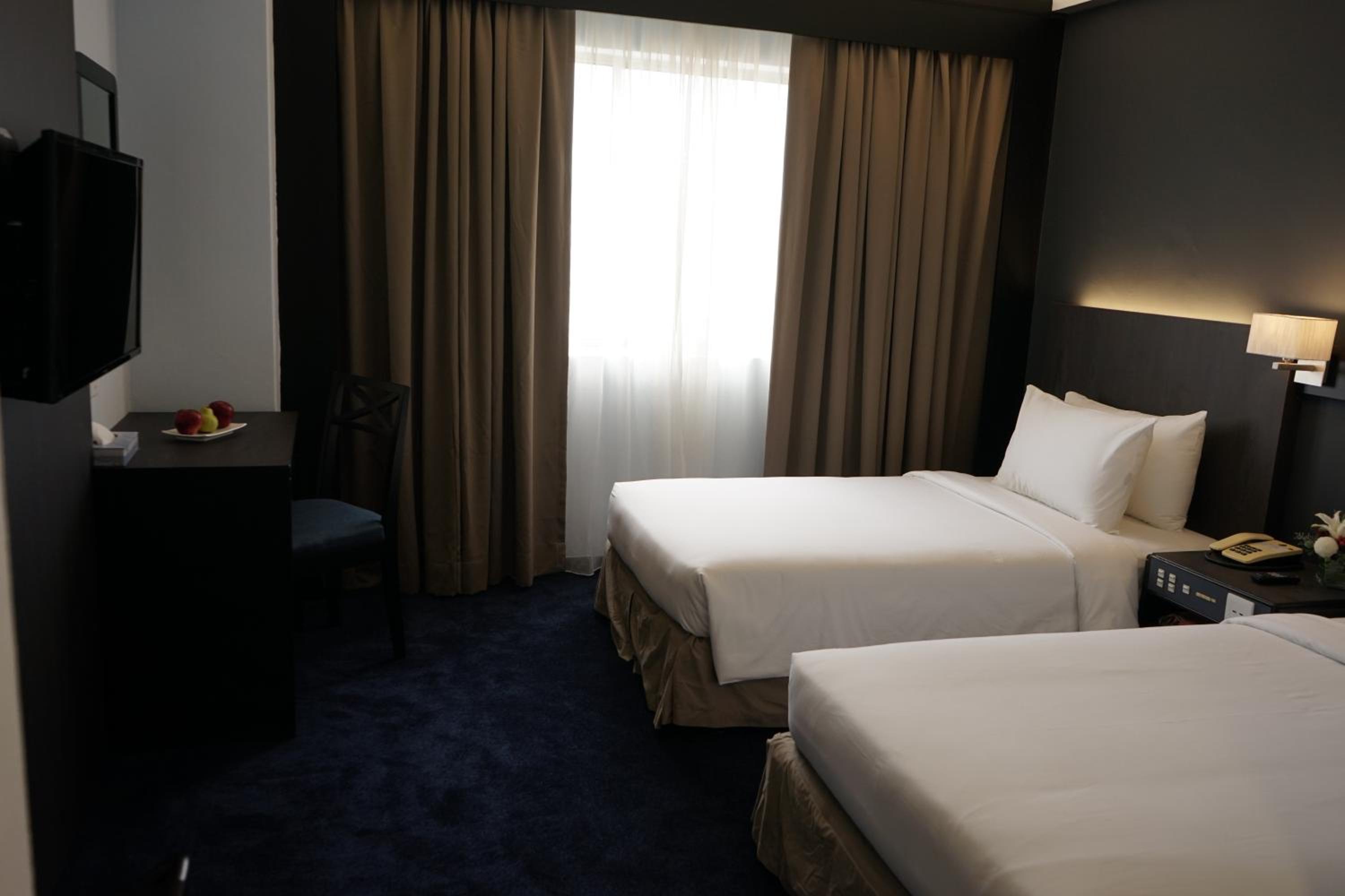 Standard Twin Room, Non-Smoking - Photo 5