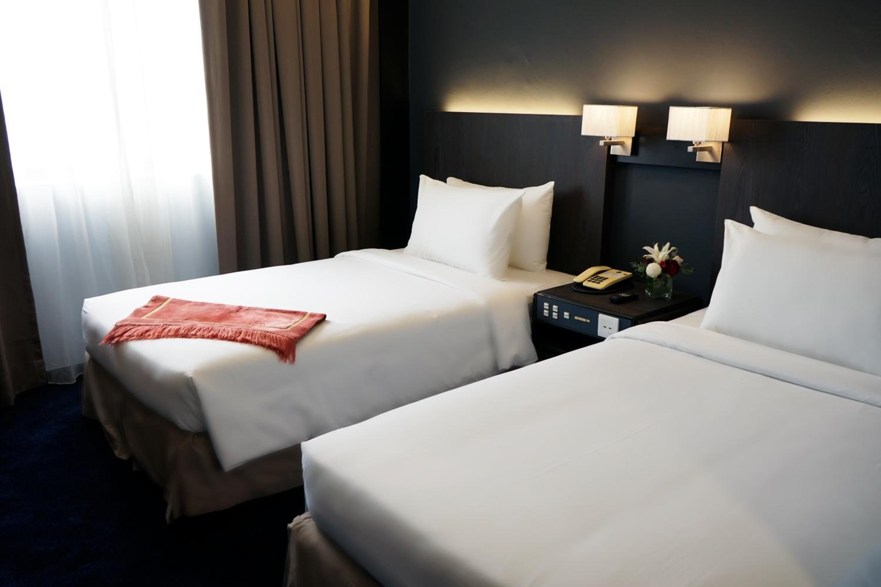 Standard Twin Room, Non-Smoking - Photo 6