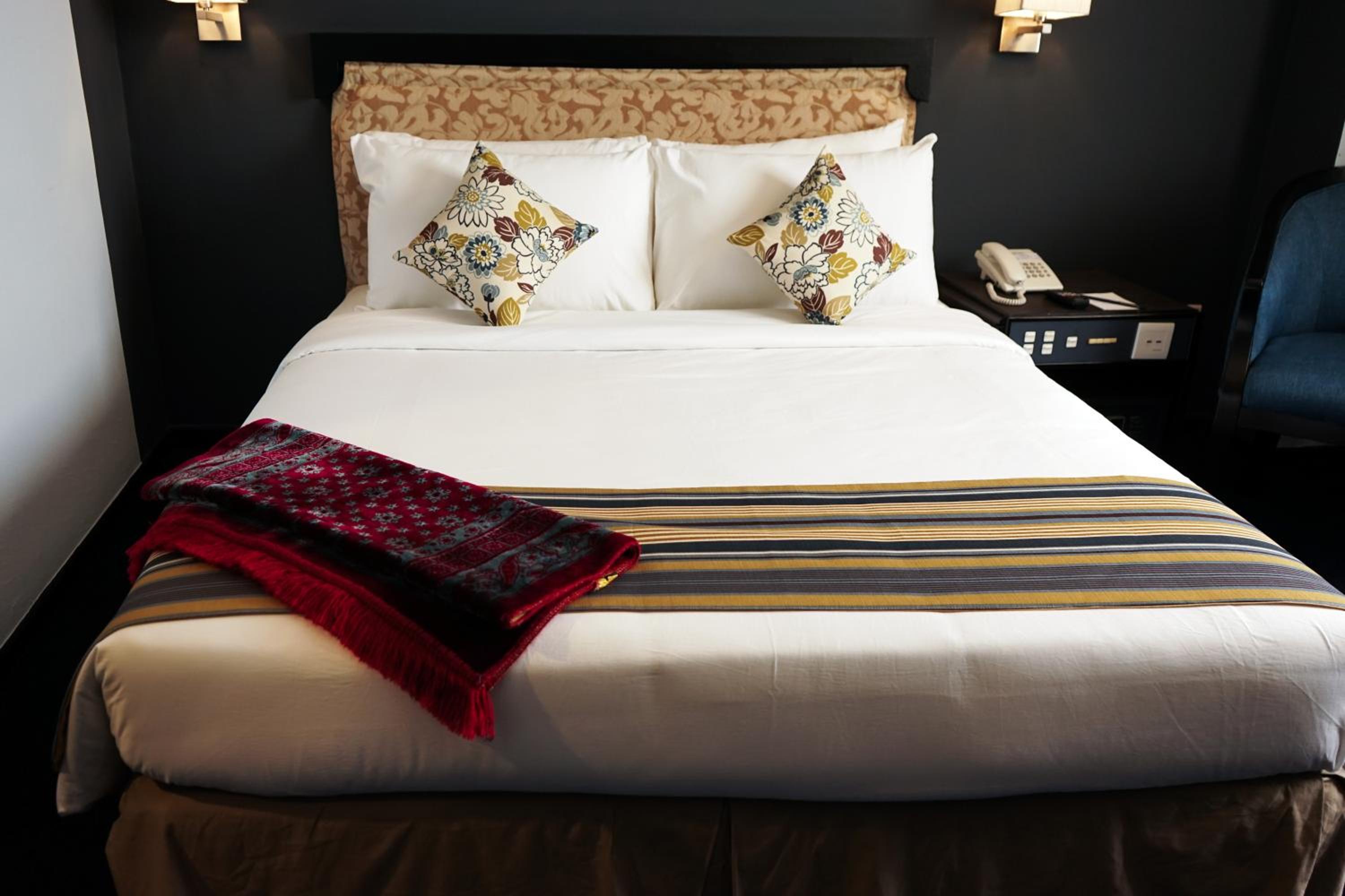 Deluxe Queen Room, Non-Smoking - Photo 6
