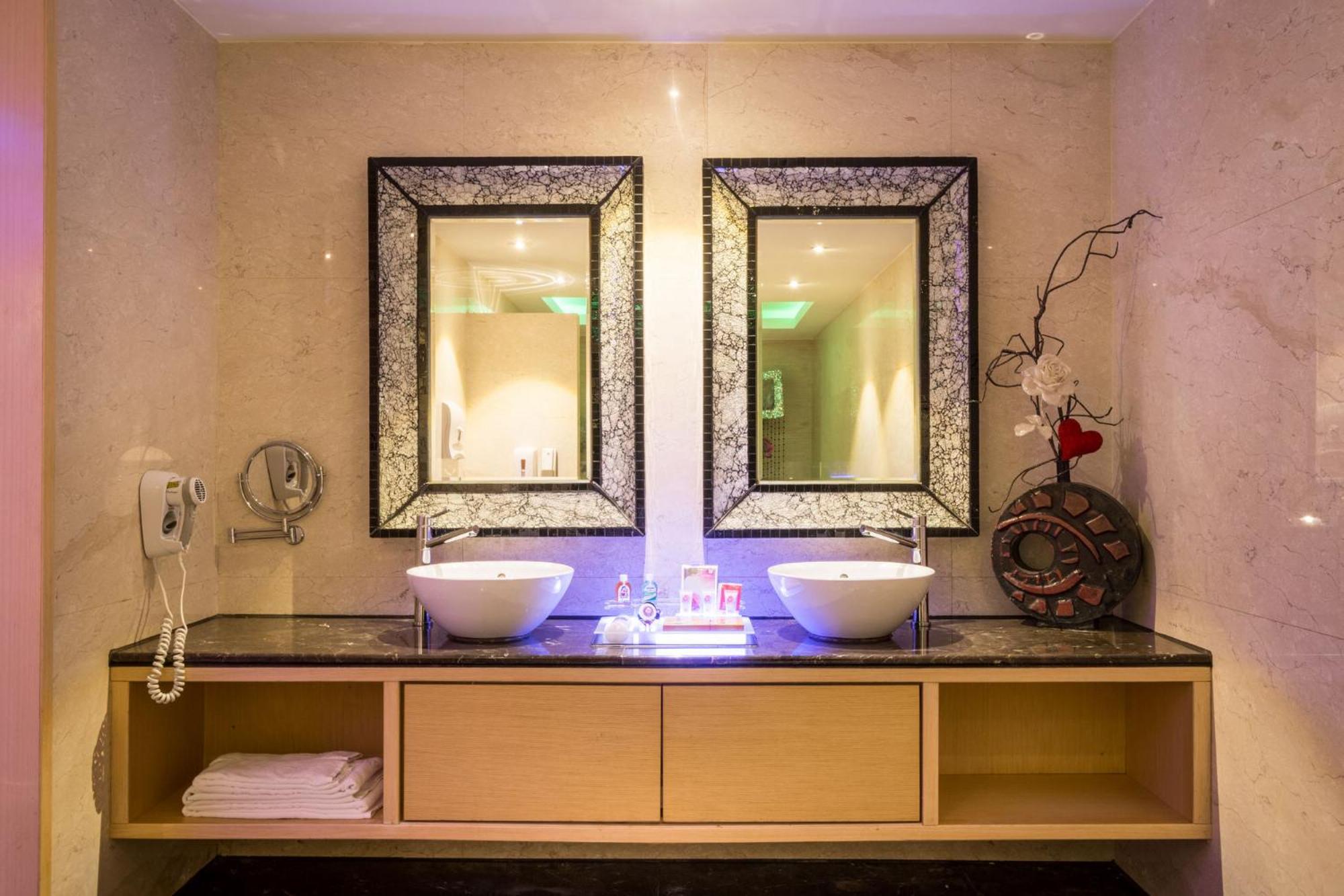 Deluxe Double Room - Check-in after 20:00 - Photo 32