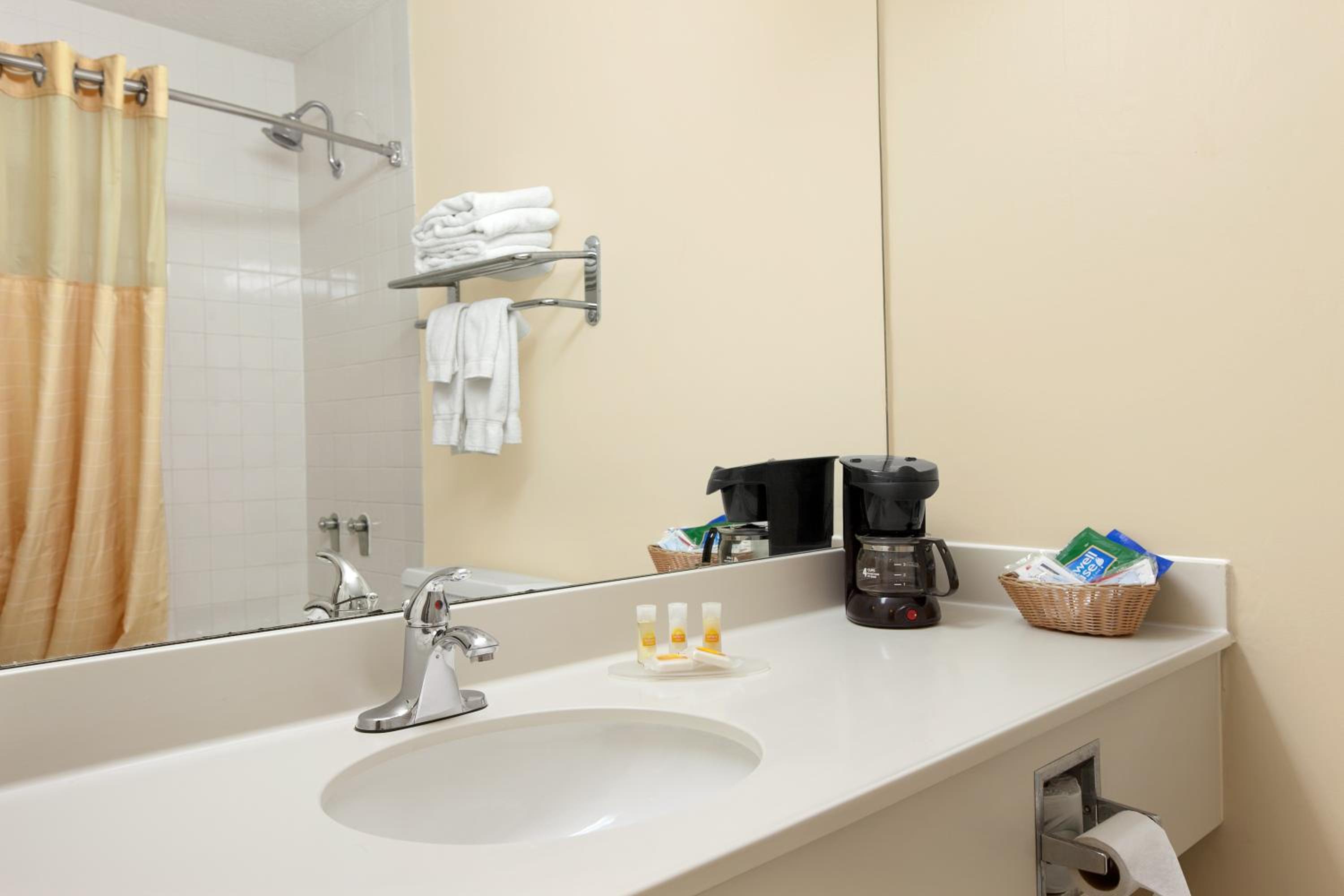 Standard King Room - Non-Smoking  - Photo 4