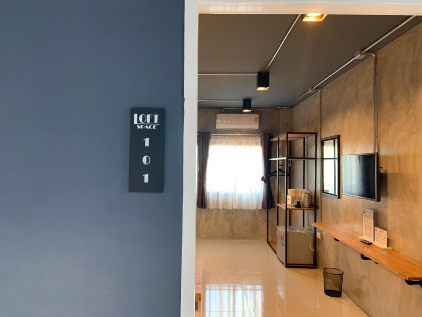 Deluxe King Room - Photo 6