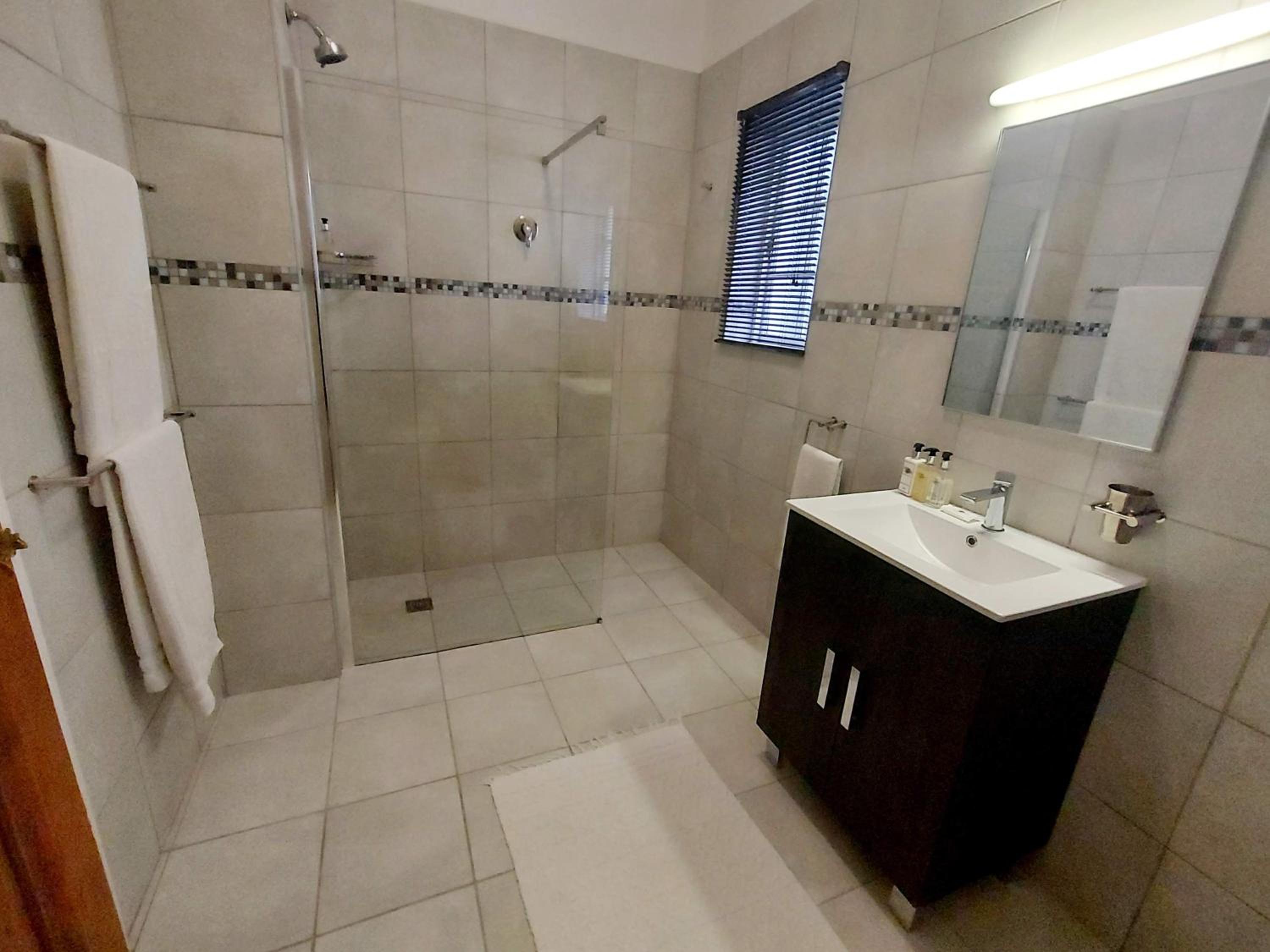 Deluxe Double Room with Shower - Photo 4