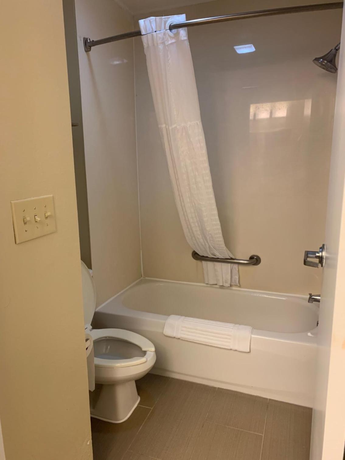 Queen Room with Two Queen Beds - Non-Smoking - Photo 3