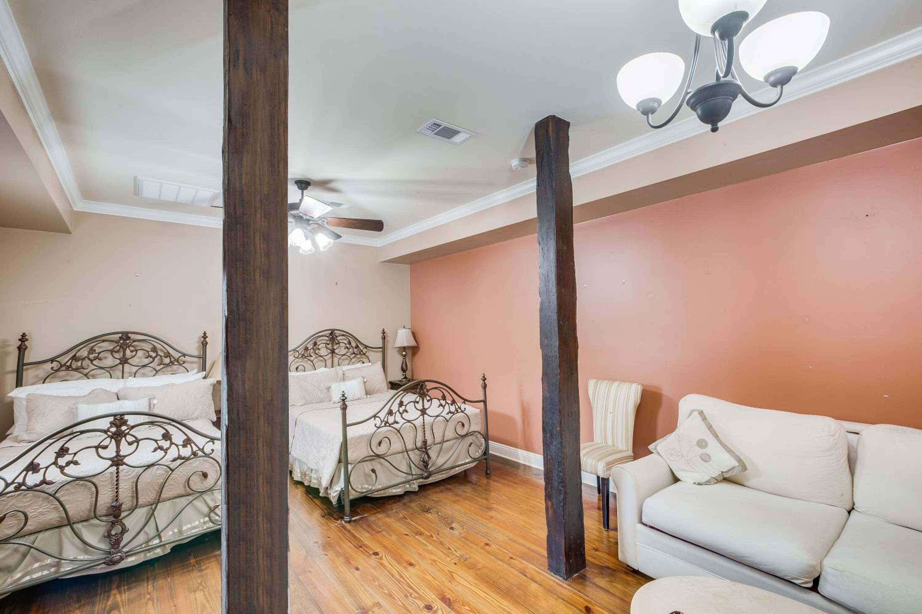 Deluxe Queen Suite