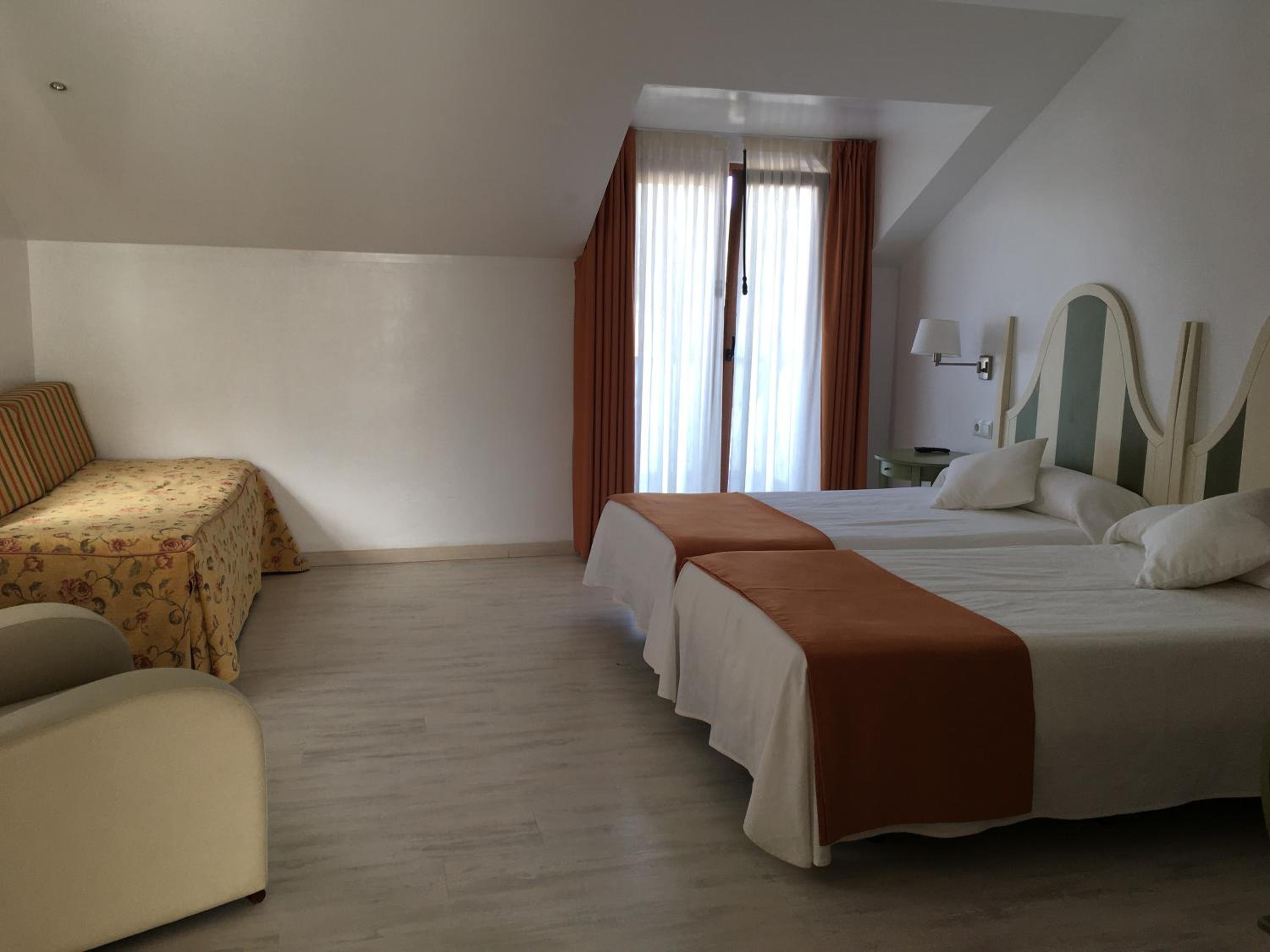 Basic Quadruple Room (2 Adults + 2 Children) photo 3
