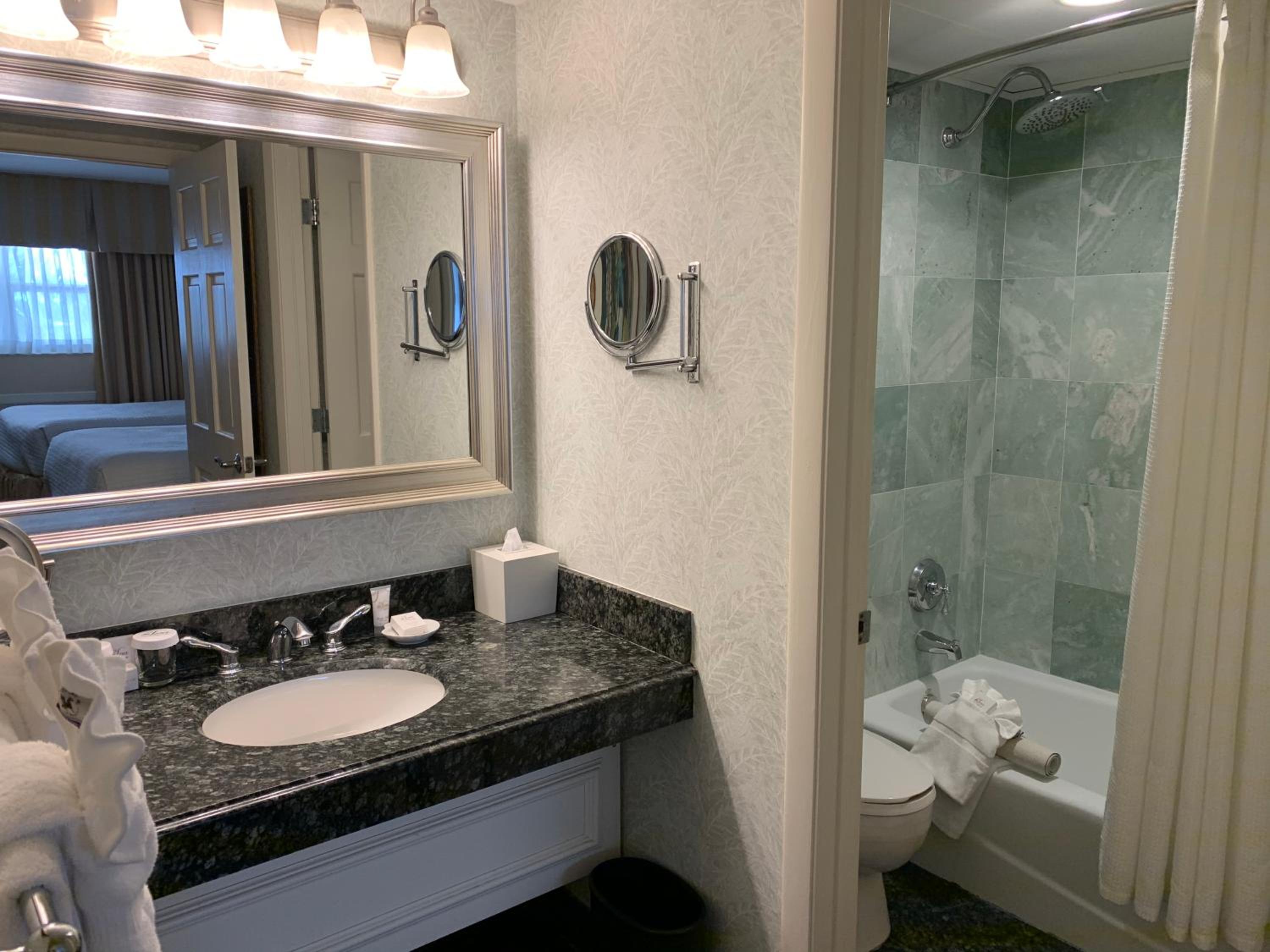 Executive One-Bedroom Suite with Two Double Beds - Photo 5