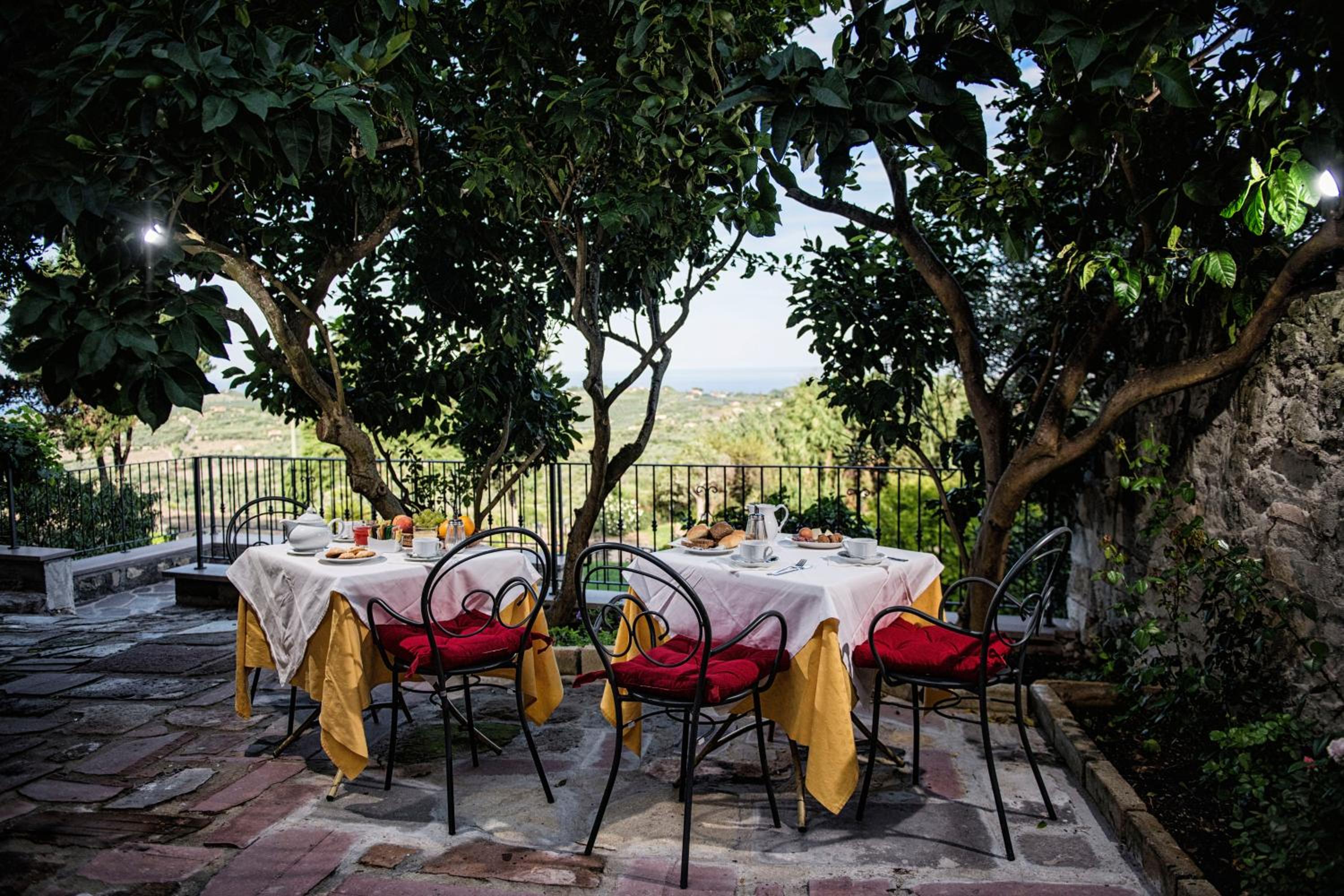 Double or Twin Room with Garden View - Photo 4