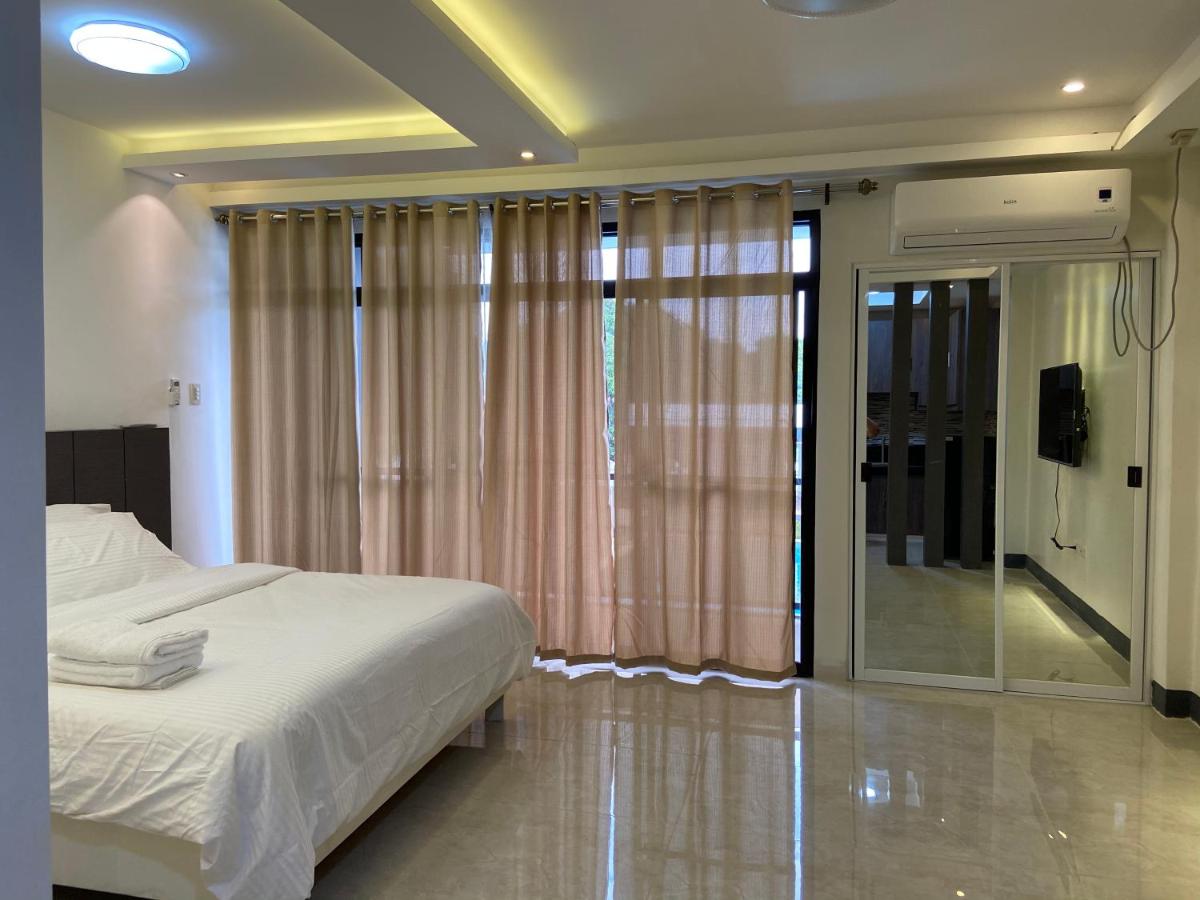 Deluxe King Suite photo 3