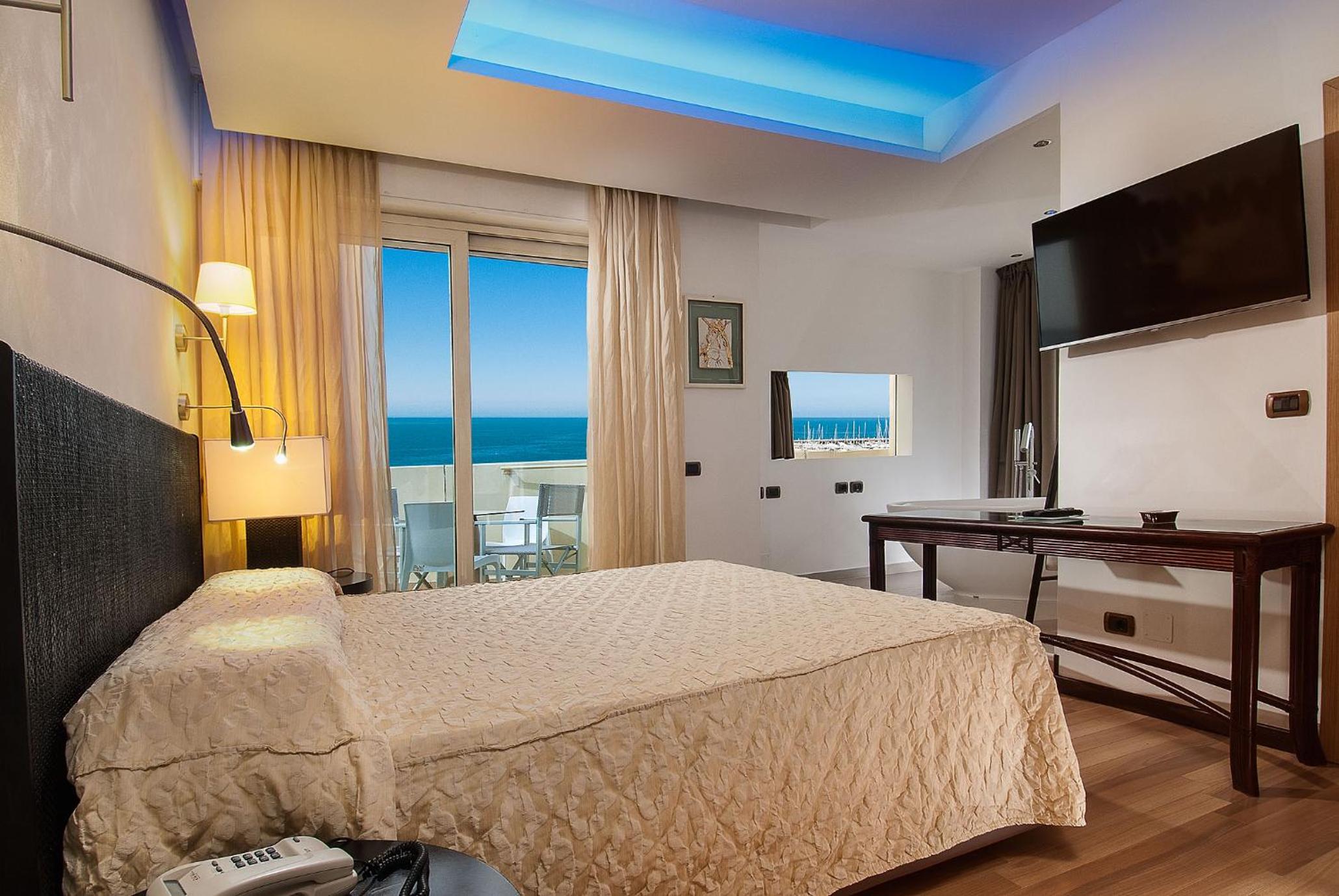 Quadruple Room with Sea View - Photo 1