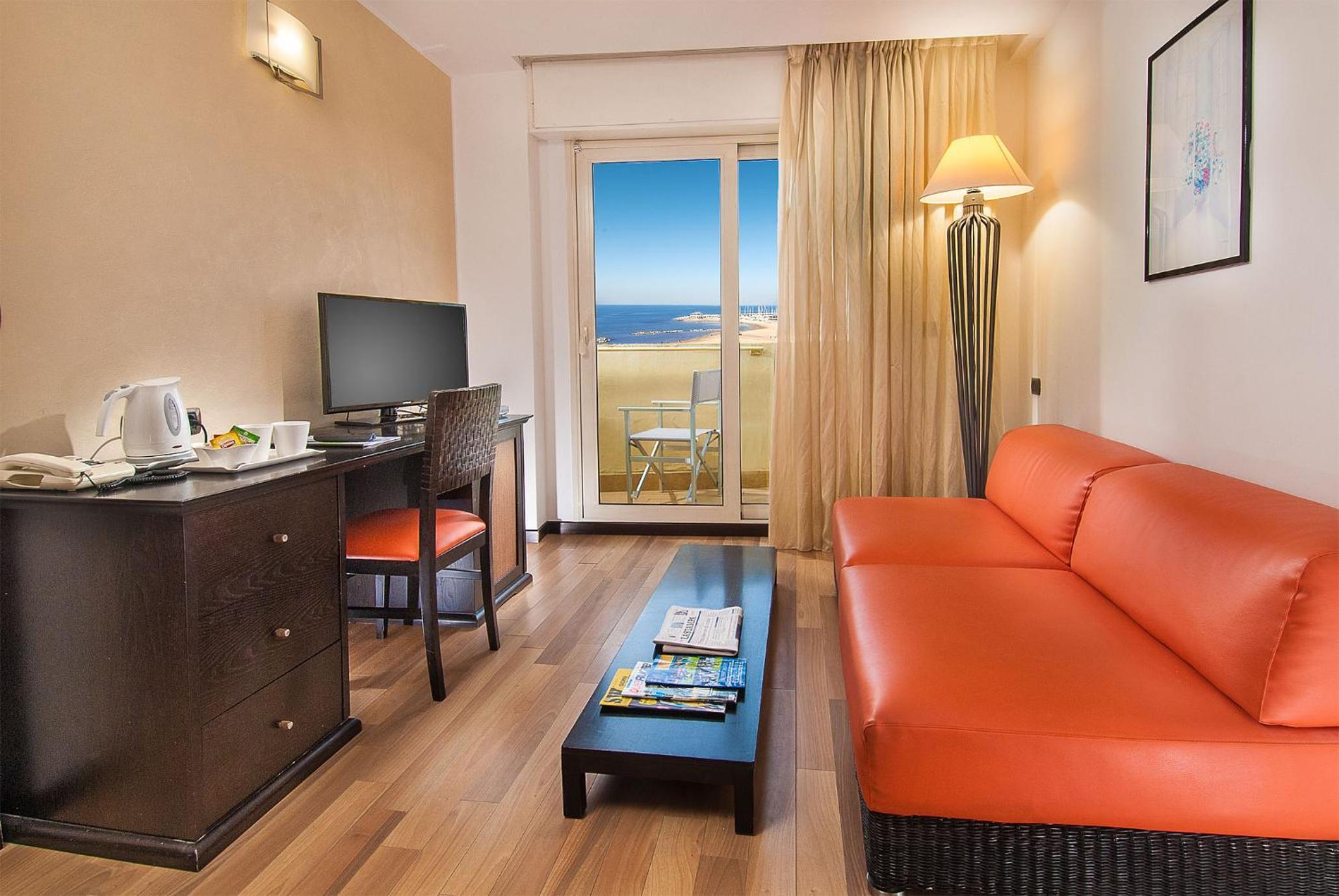 Quadruple Room with Sea View - Photo 4