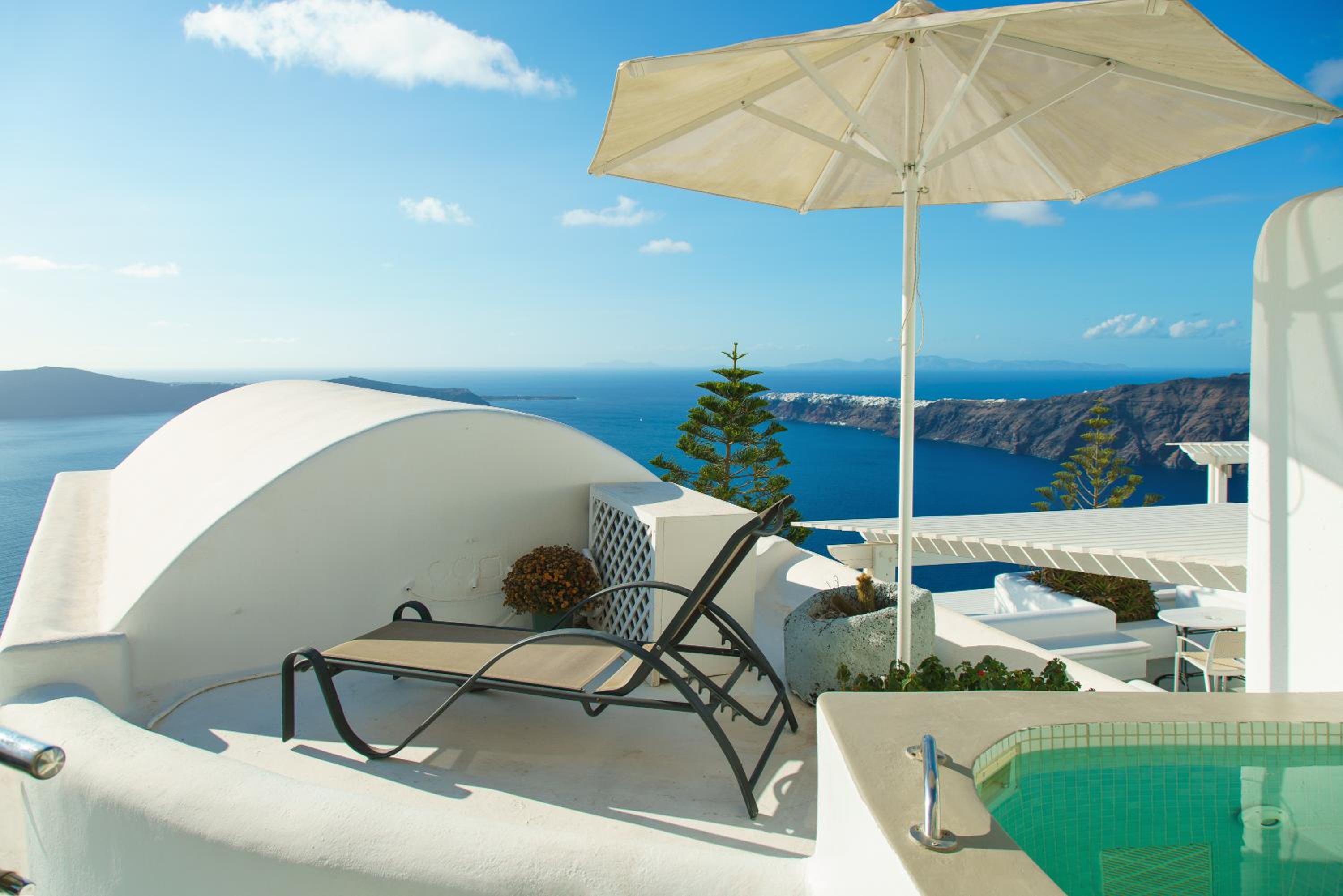 Standard Cave Suite with outdoor Hot Tub and Caldera View - Photo 10