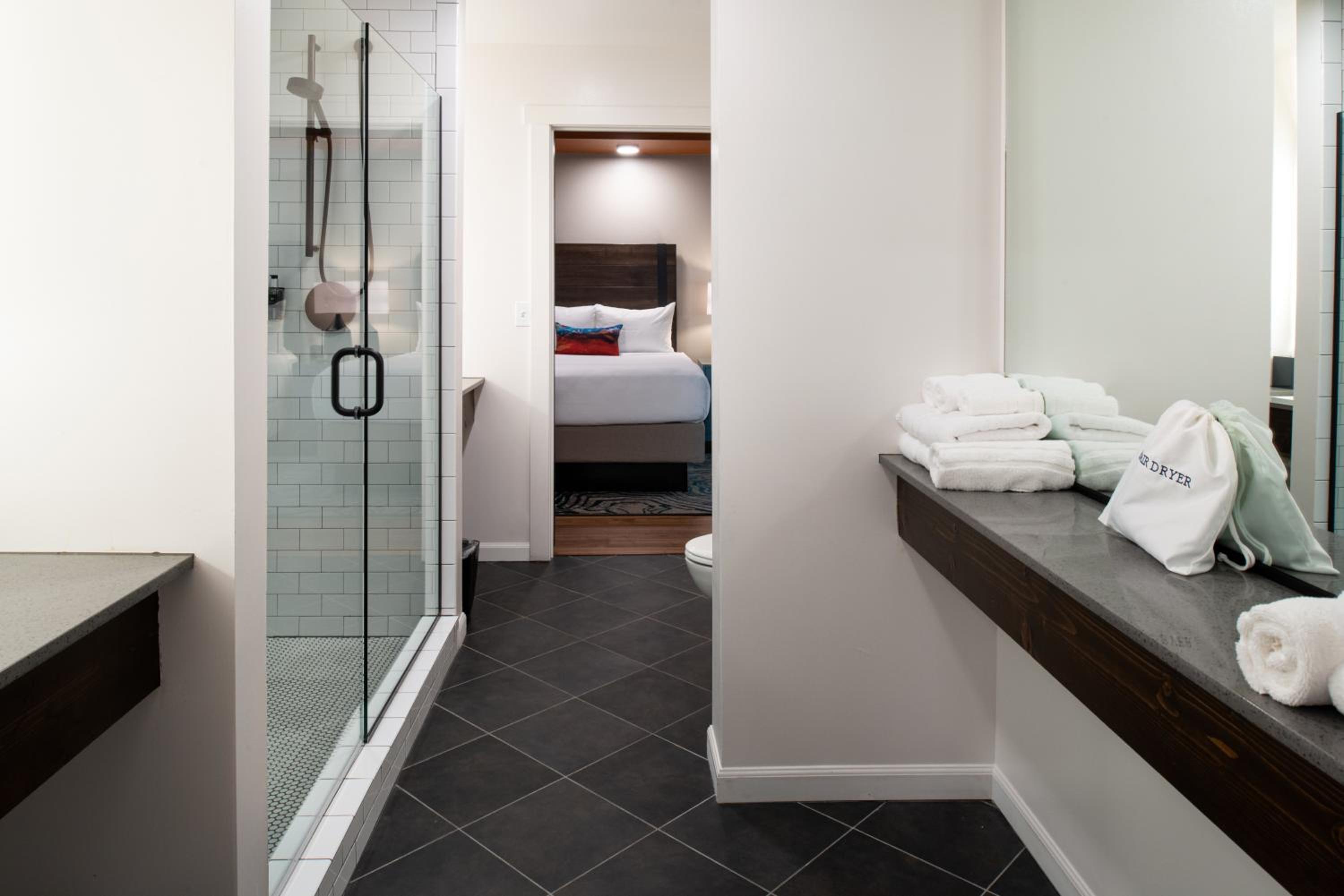 Two-Bedroom Suite with One King and Two Queen Beds - Non-Smoking - Photo 9