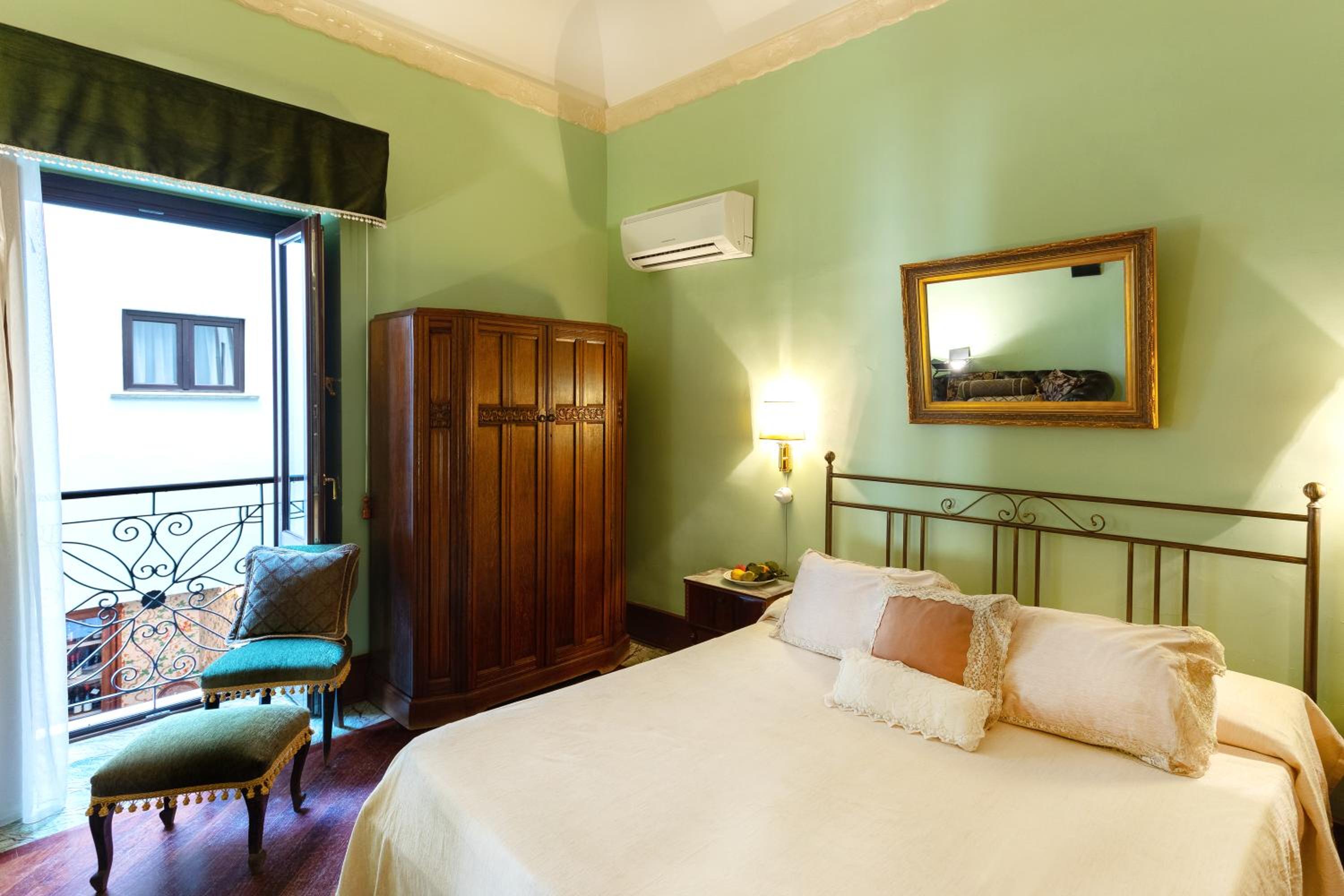 Double Room with Spa Bath photo 1