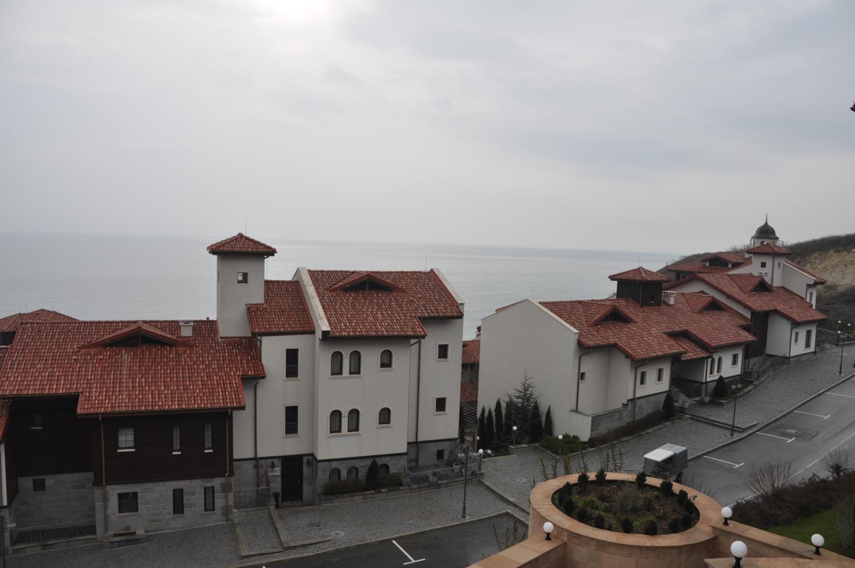 One-Bedroom Apartment with Balcony and Sea View photo 2