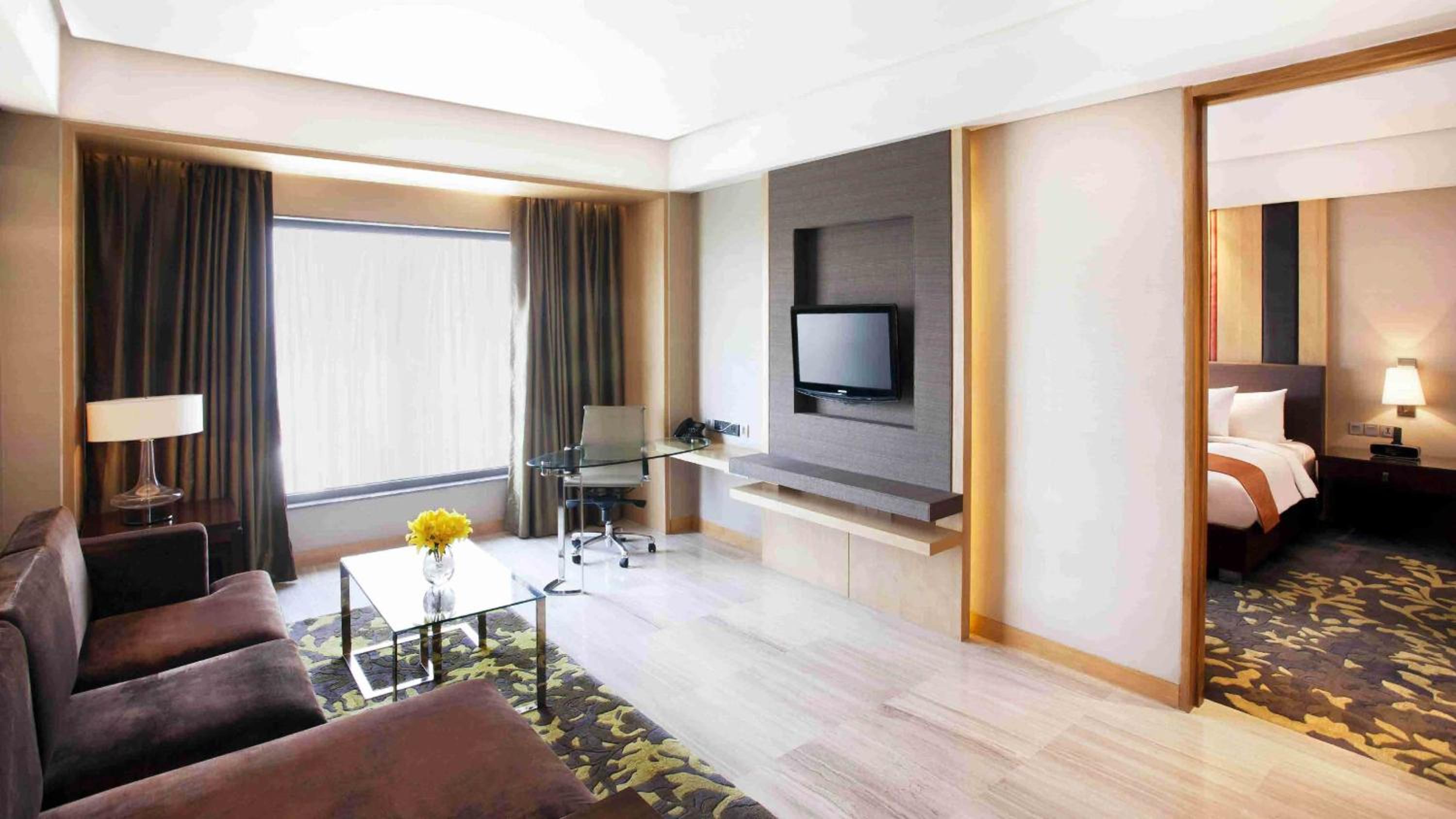 One-Bedroom King Suite - Lounge Access thumbnail 5