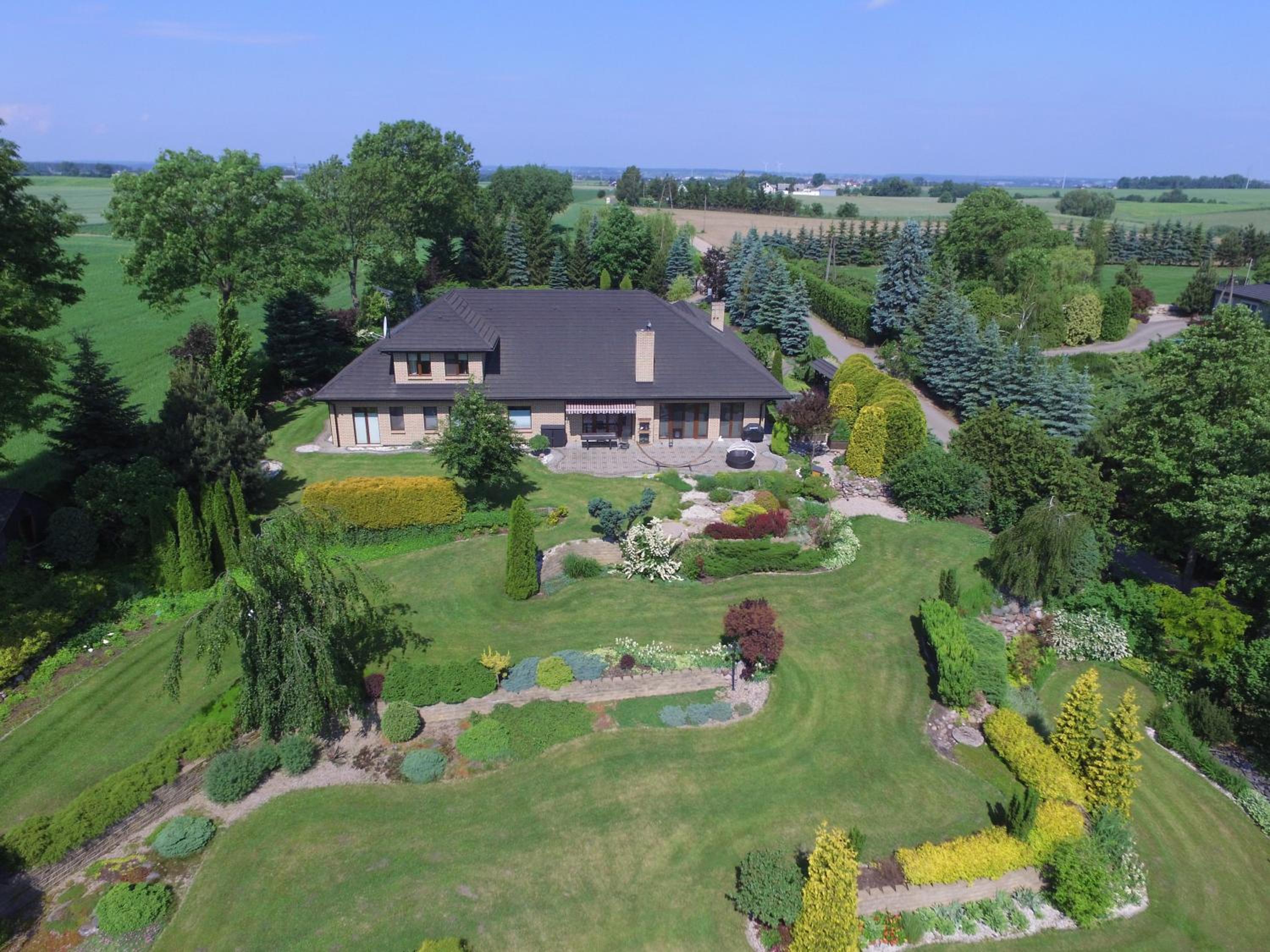 Villa - Photo 1