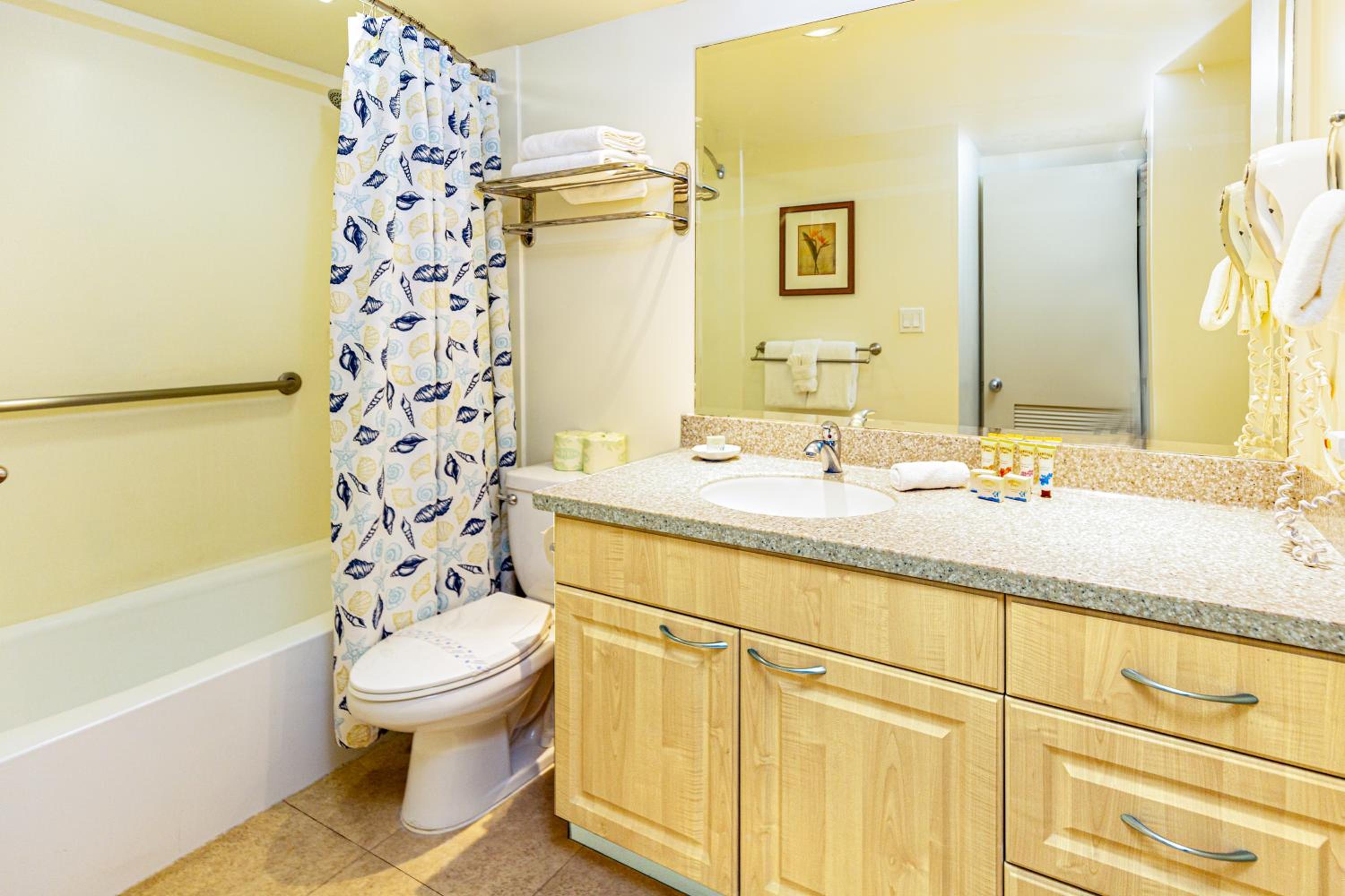 Mountain Views & Steps to Beach - Free Parking!: Apartment with Mountain View photo