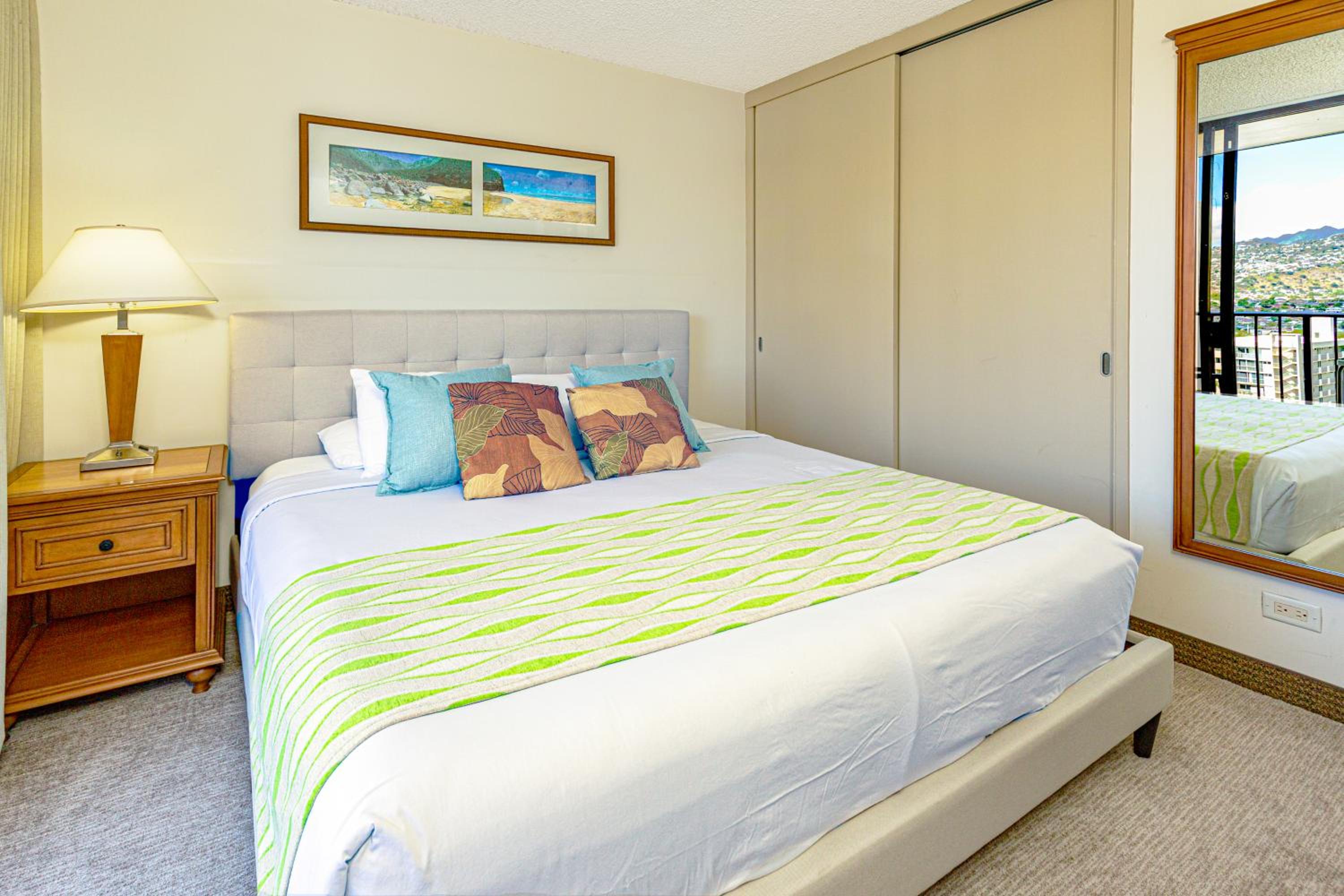 Mountain Views & Steps to Beach - Free Parking!: Apartment with Mountain View photo