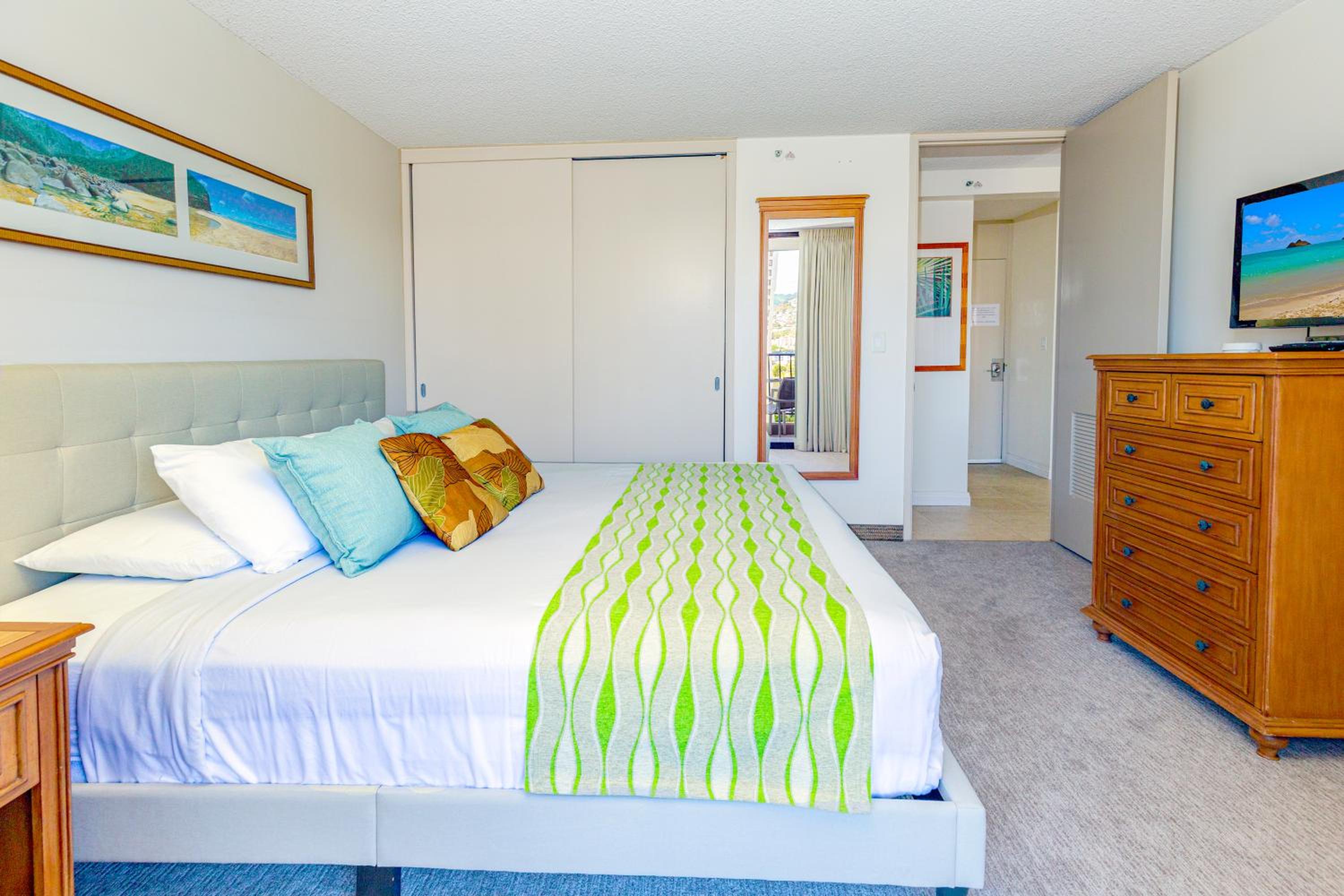 Mountain Views & Steps to Beach - Free Parking!: Apartment with Mountain View photo