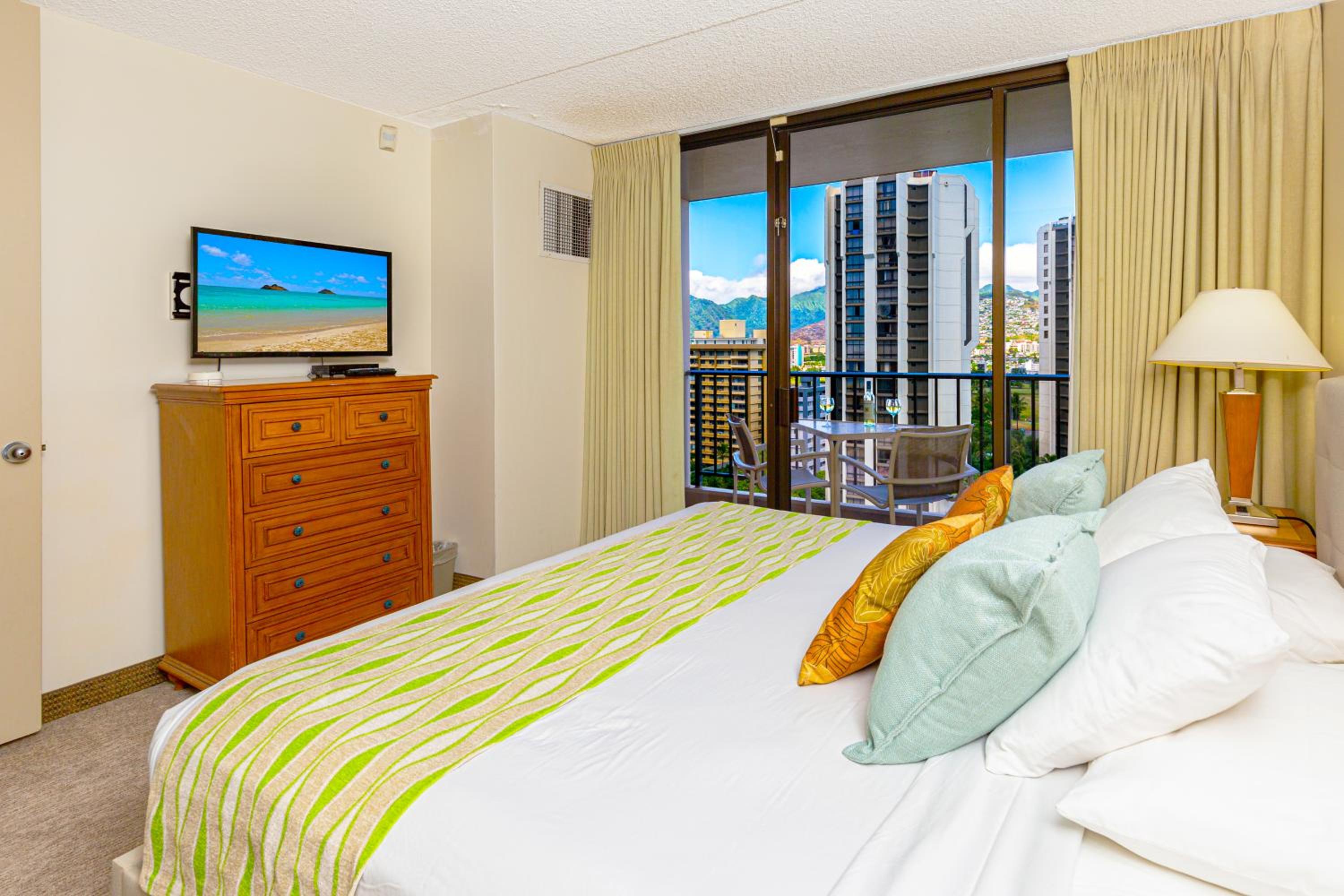 Mountain Views & Steps to Beach - Free Parking!: Apartment with Mountain View photo