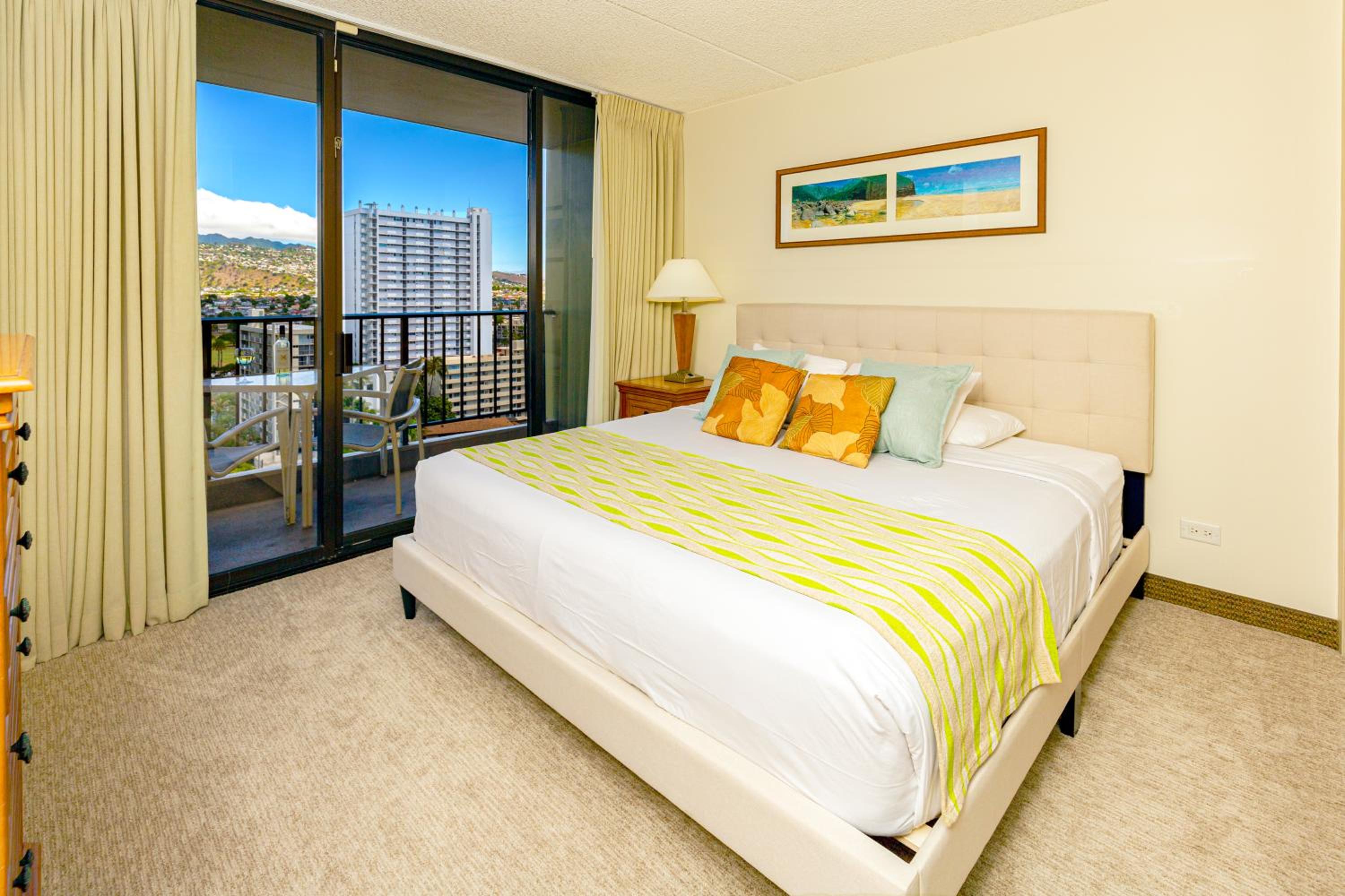 Mountain Views & Steps to Beach - Free Parking!: Apartment with Mountain View photo