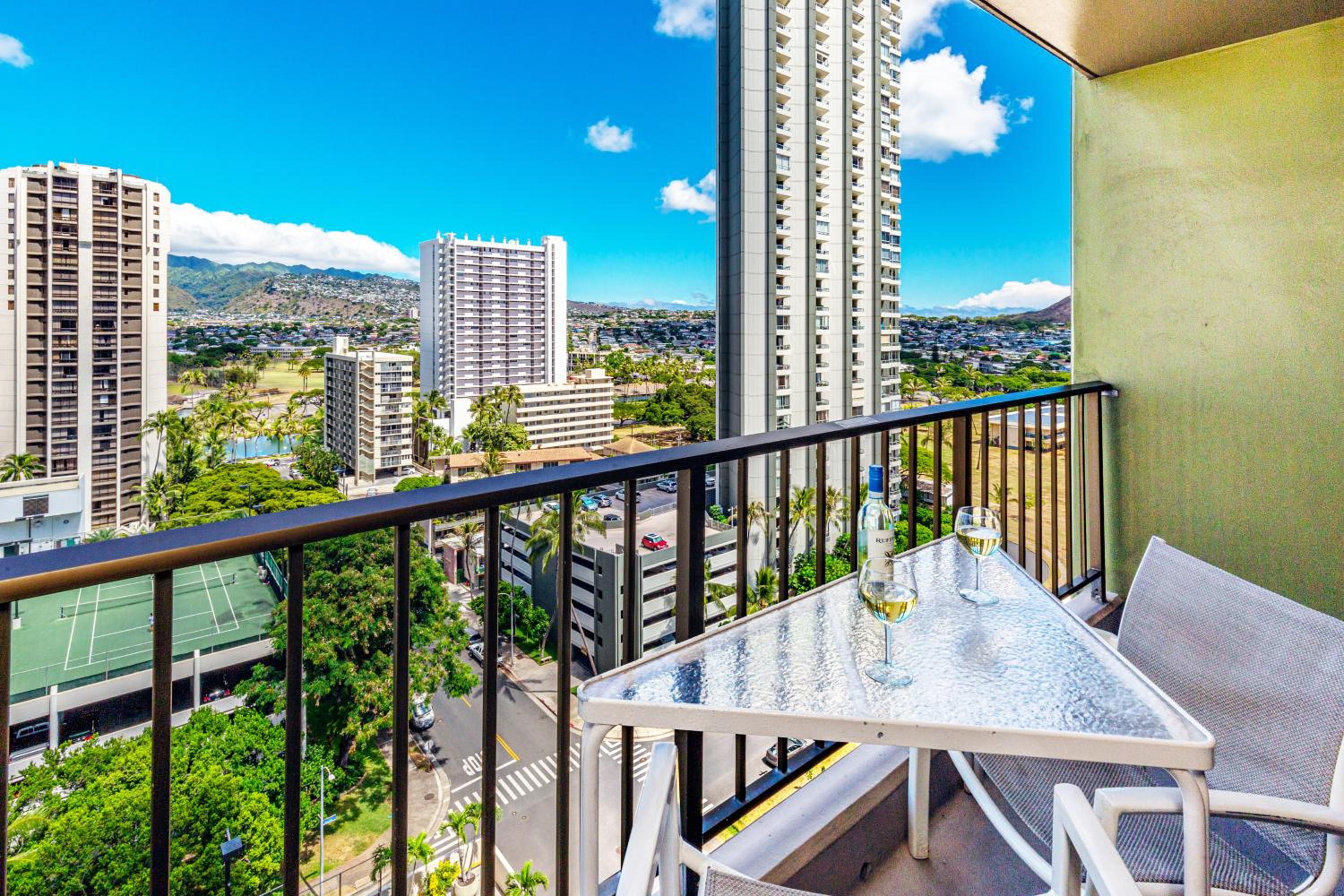 Mountain Views & Steps to Beach - Free Parking!: Apartment with Mountain View photo