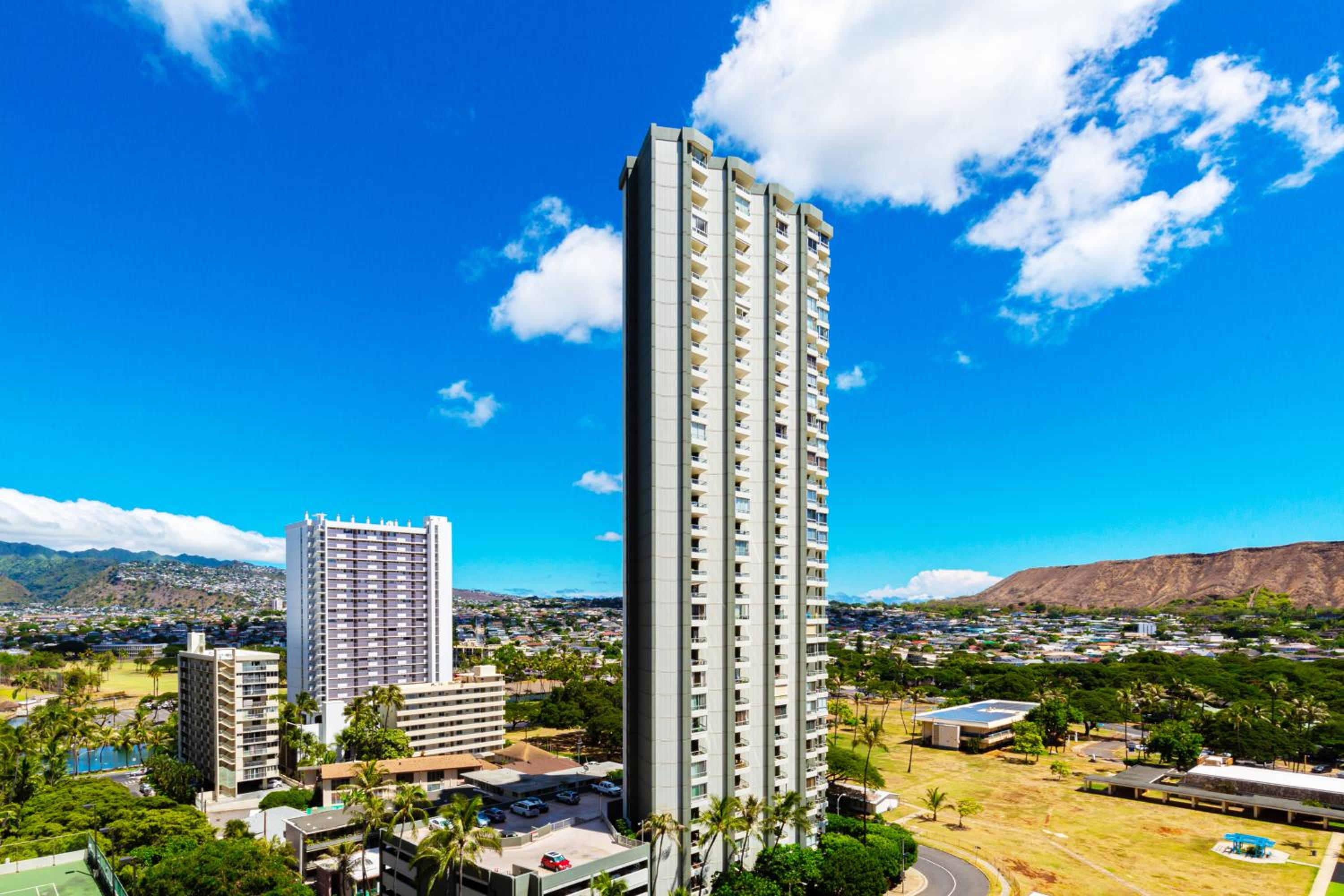 Mountain Views & Steps to Beach - Free Parking!: Apartment with Mountain View photo