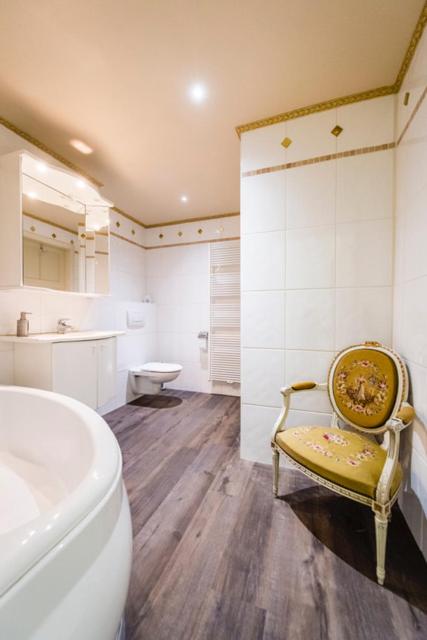 Deluxe Quadruple Room - Photo 11