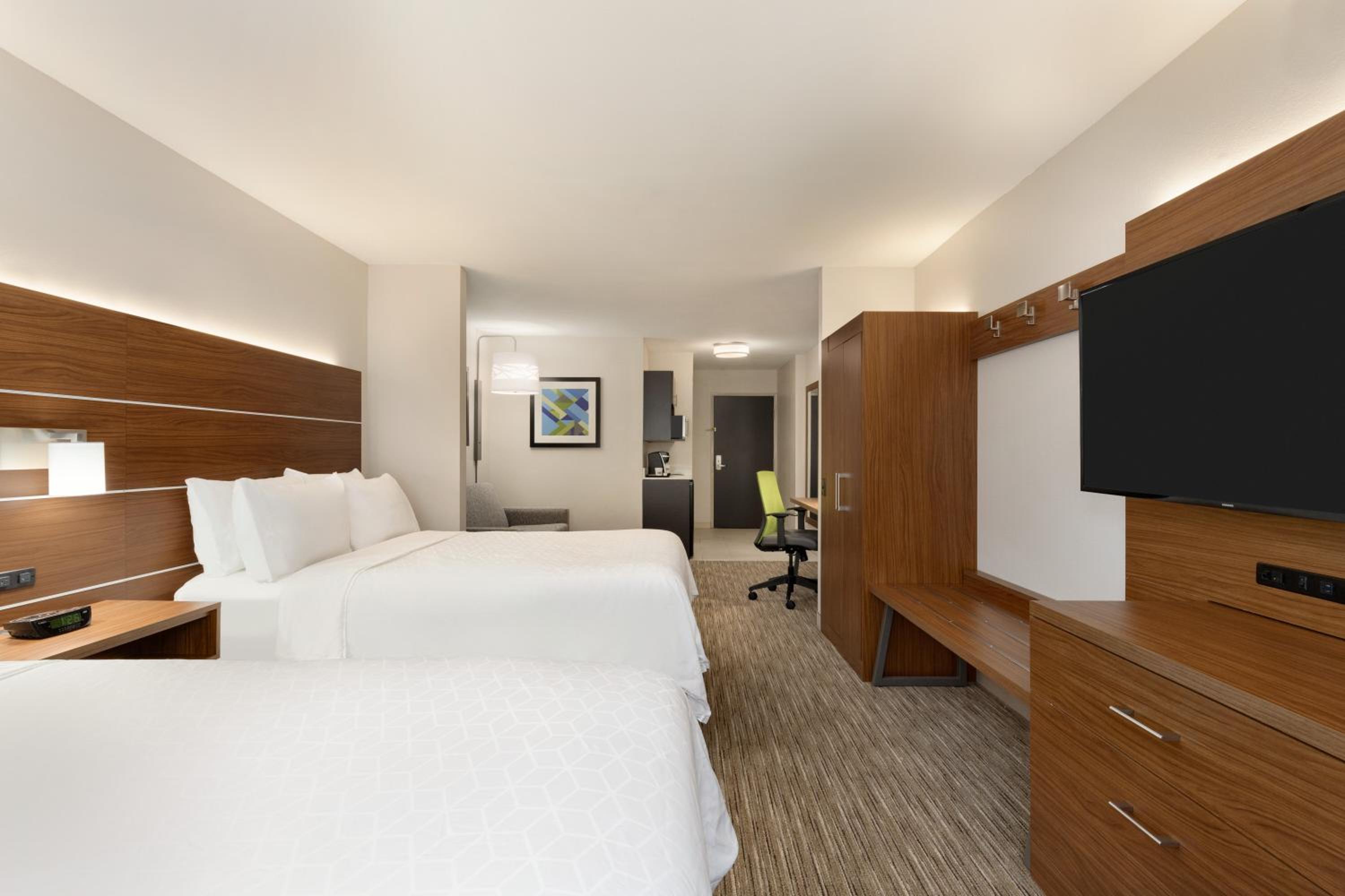 Standard Room with Two Queen Beds - Photo 4