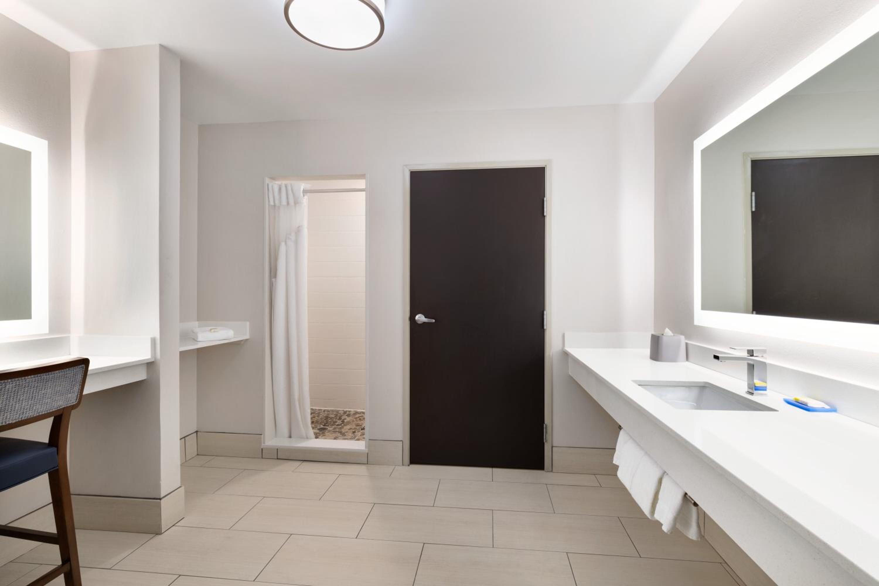 King Suite - Photo 3