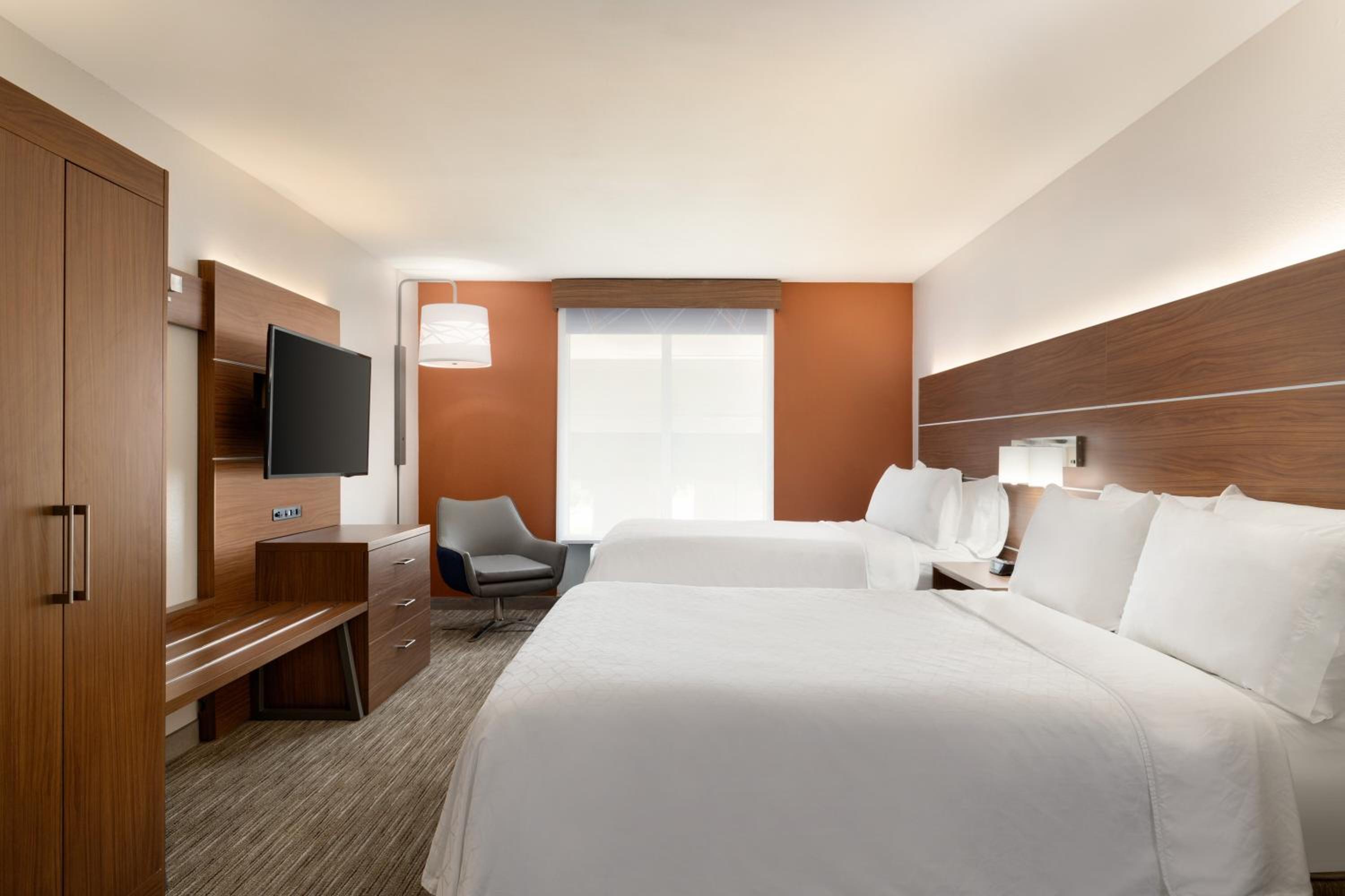 Standard Room with Two Queen Beds - Photo 5
