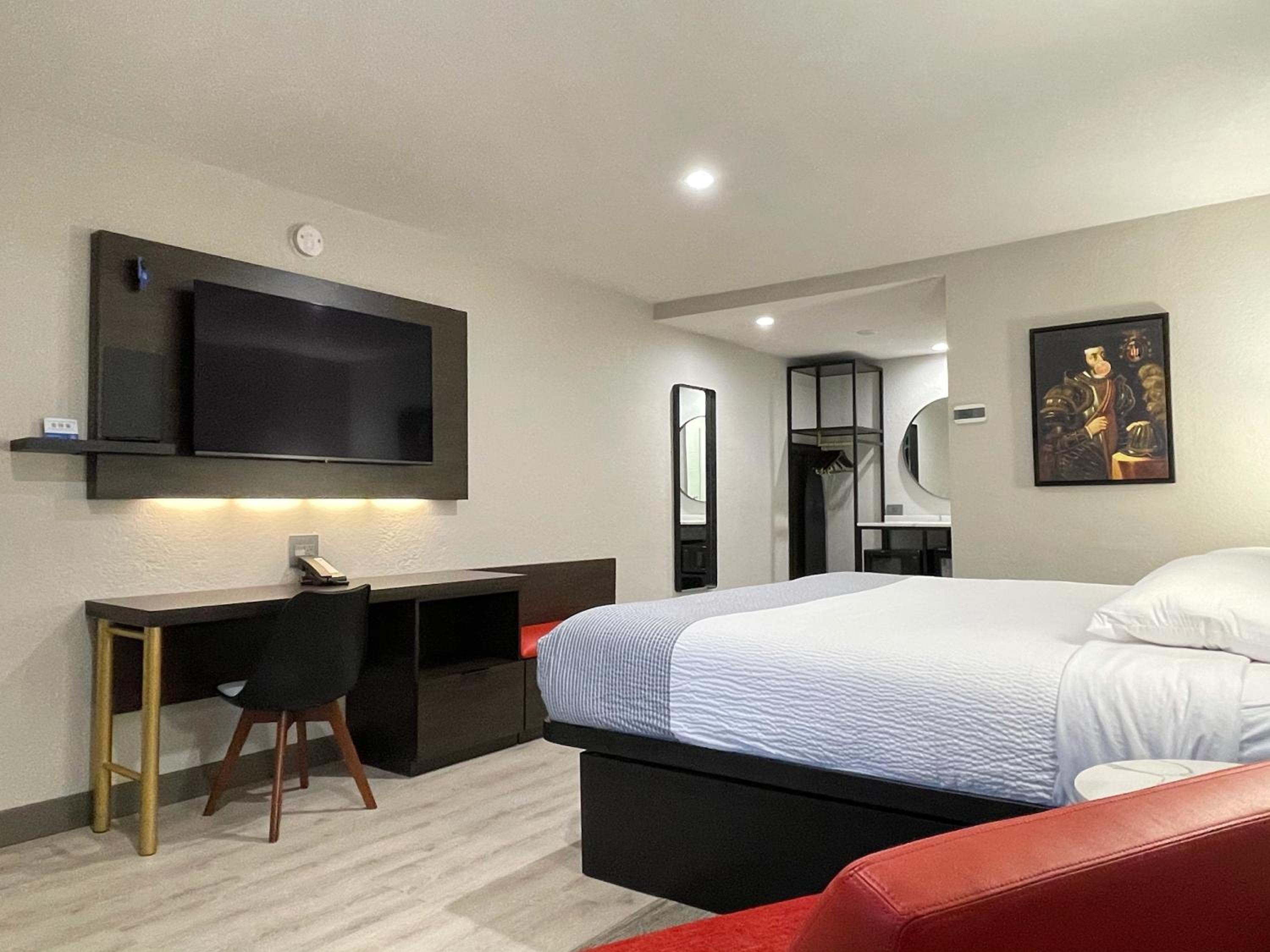King Room - Non-Smoking - Photo 7