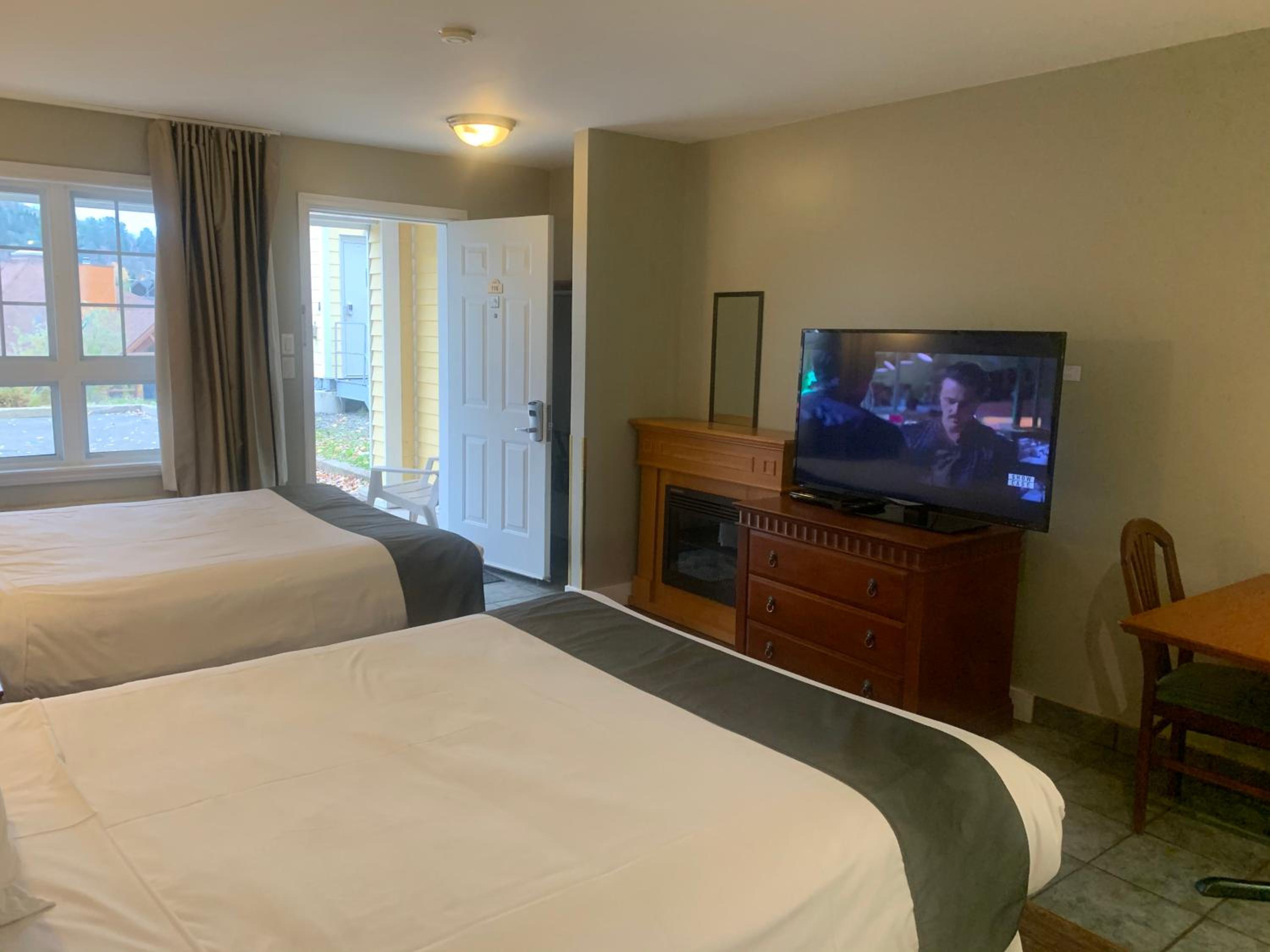 Queen Suite with Spa Bath photo 2