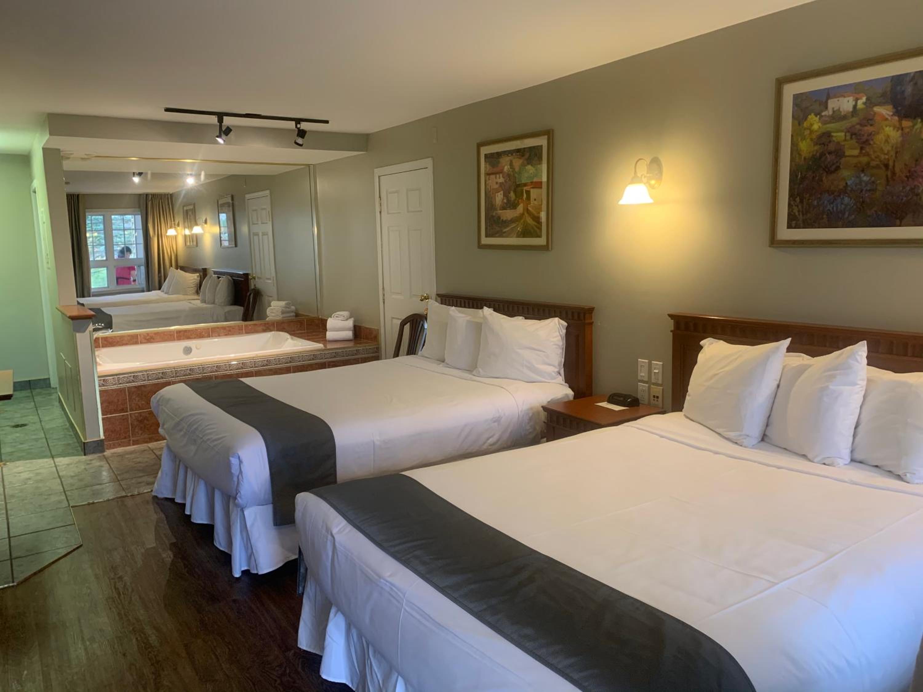 Queen Suite with Spa Bath photo 3