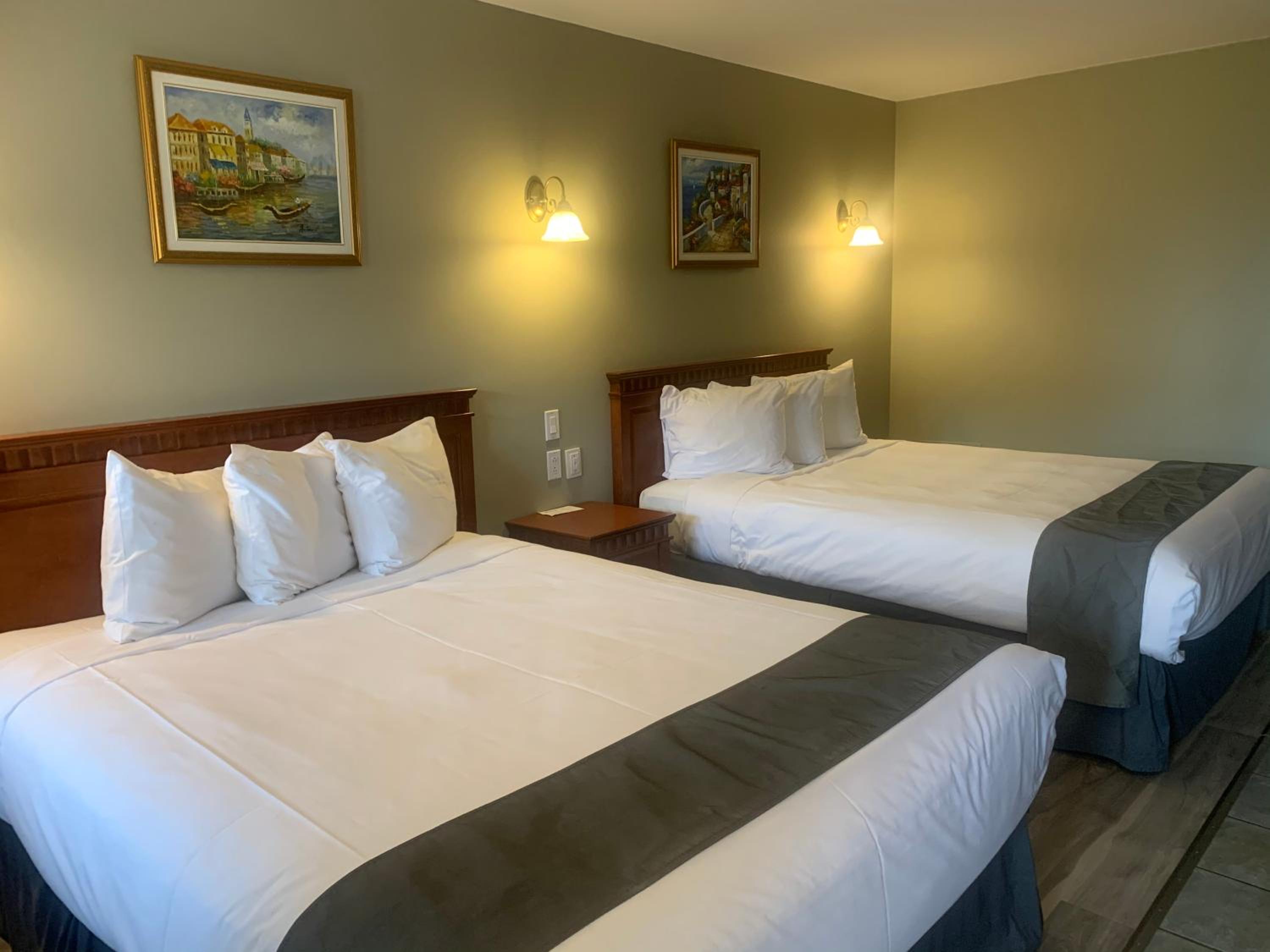 Queen Room with Two Queen Beds, photo 7
