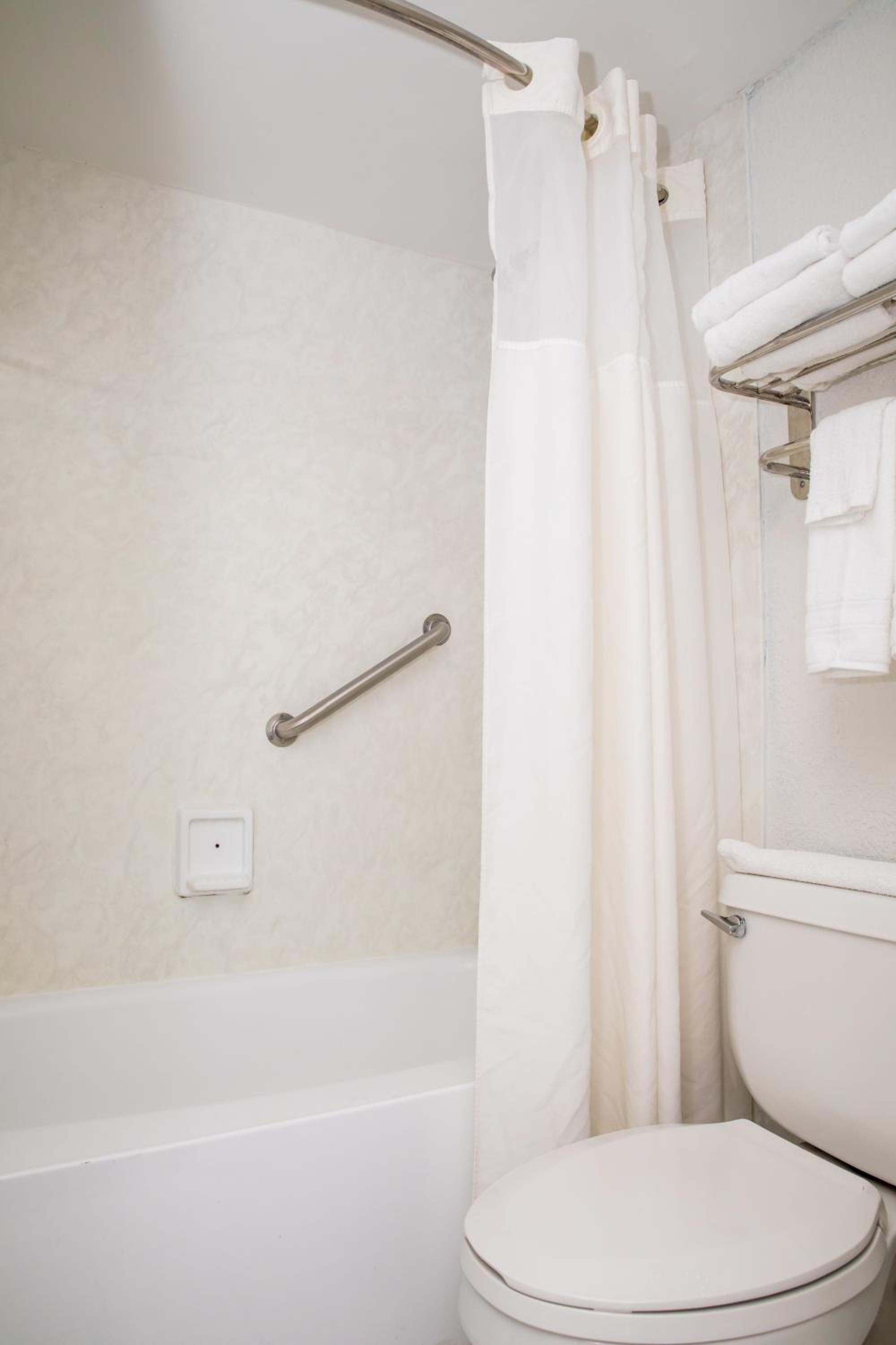 Deluxe King Room - Non-Smoking - Photo 9
