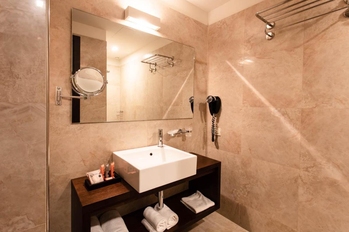 King Suite with Spa Bath - Photo 2