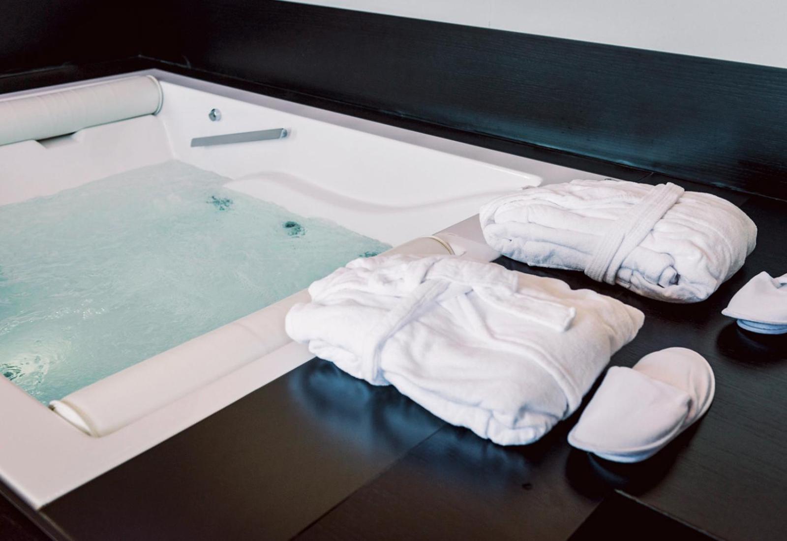 King Suite with Spa Bath - Photo 6