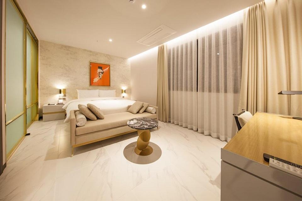 Deluxe Double Room with City View photo 3