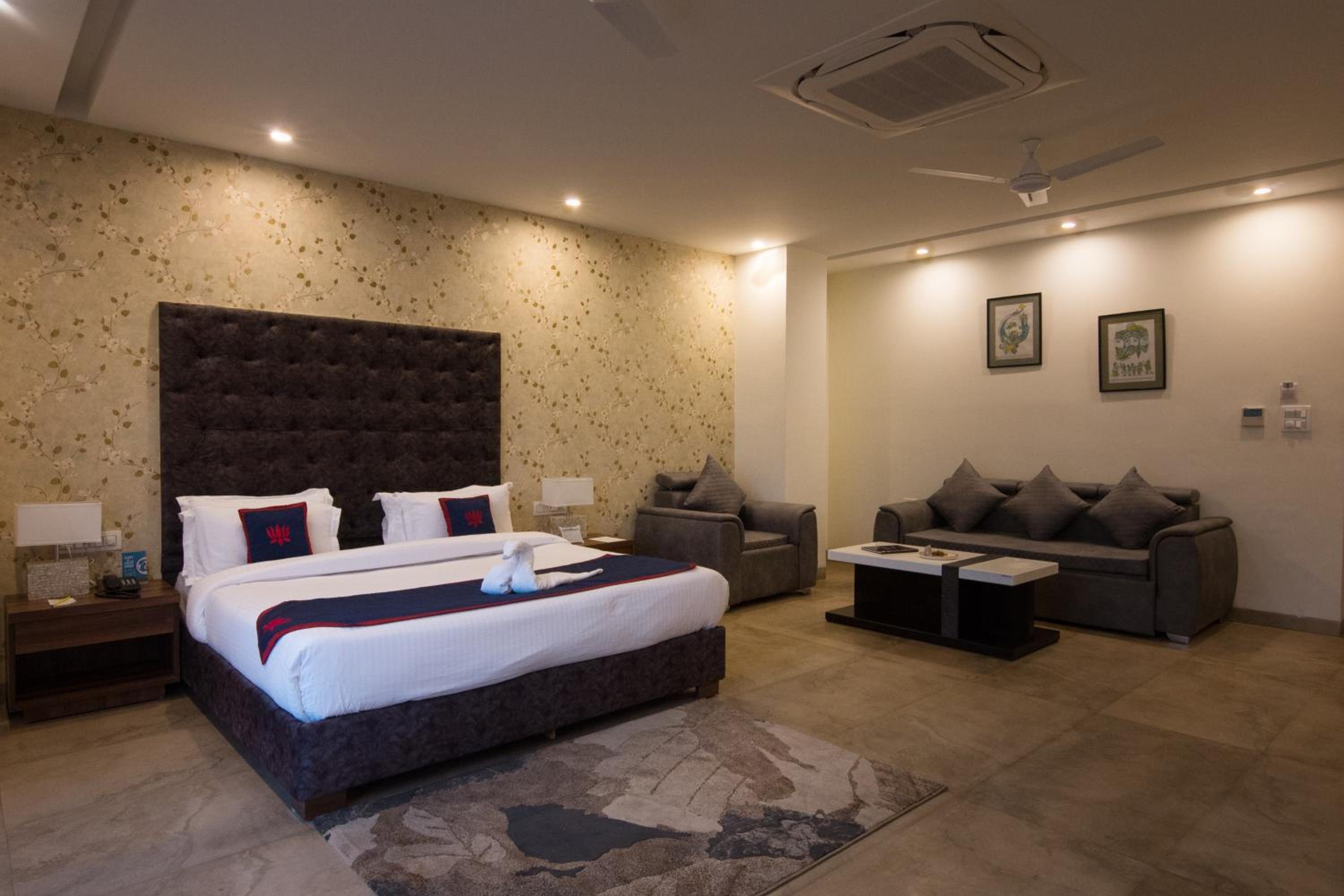 Family Suite with Balcony - Photo 6