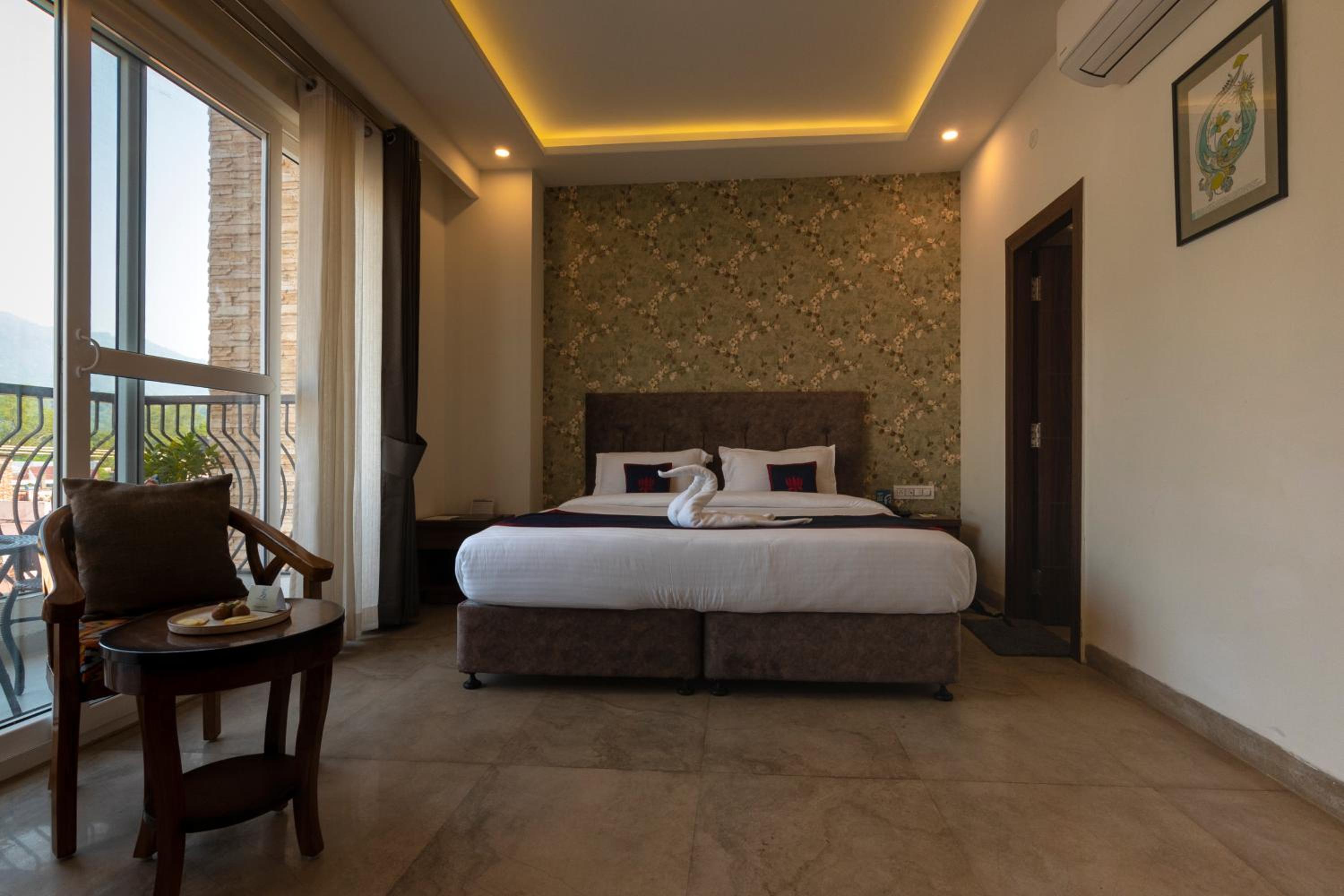 Superior Room with Balcony - Photo 5