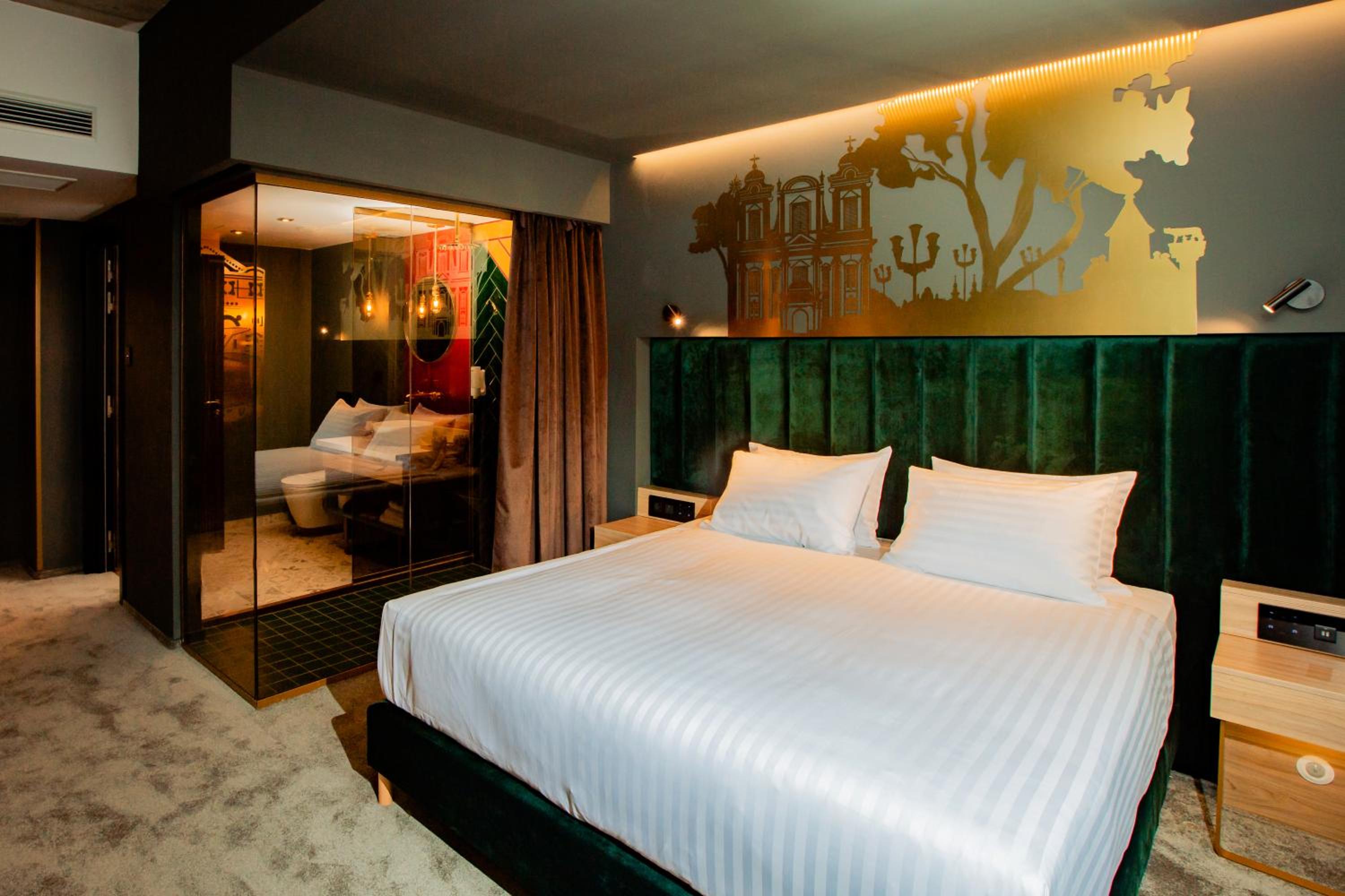 Standard King Room - Photo 8