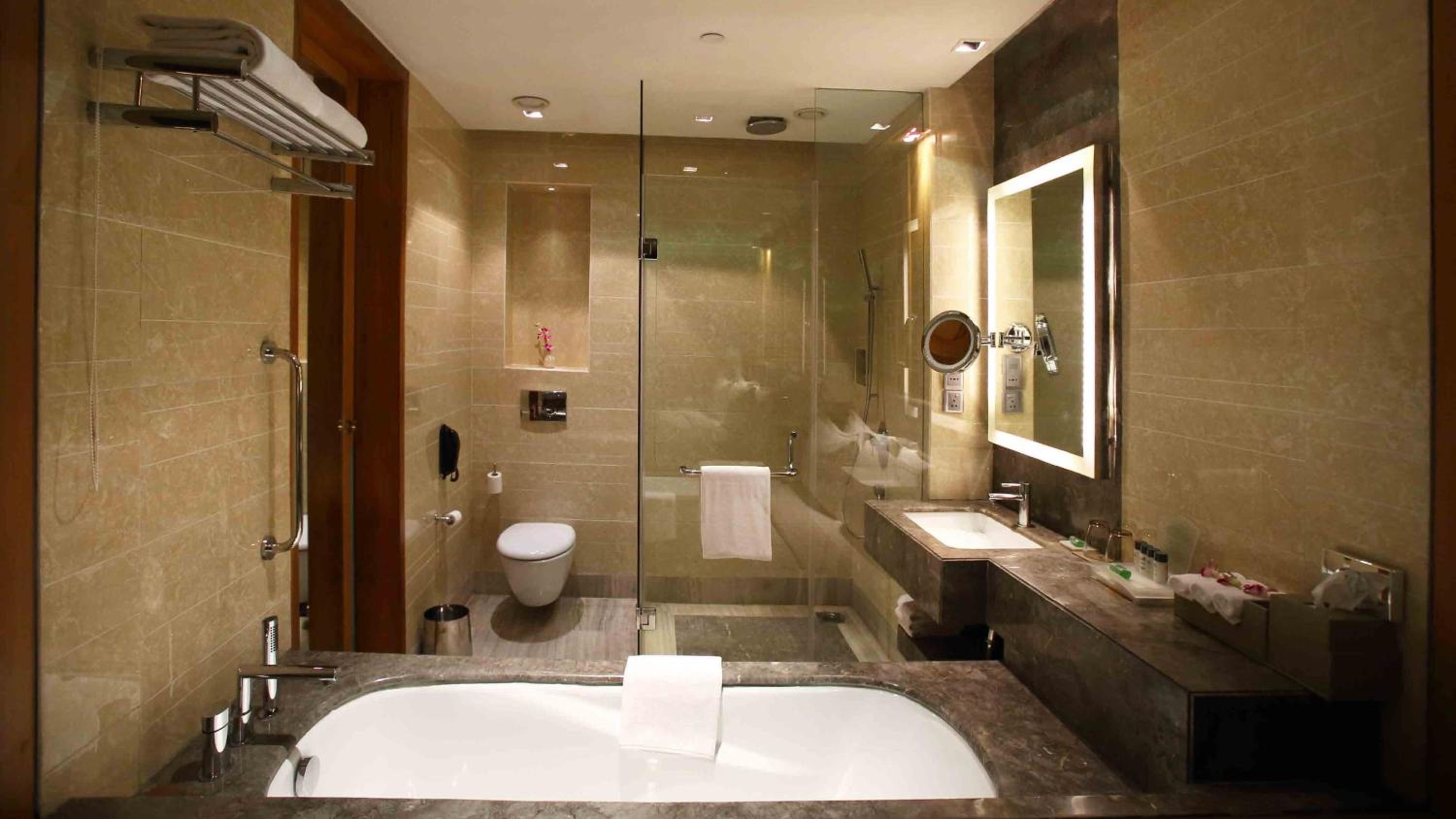 One-Bedroom King Suite - Lounge Access