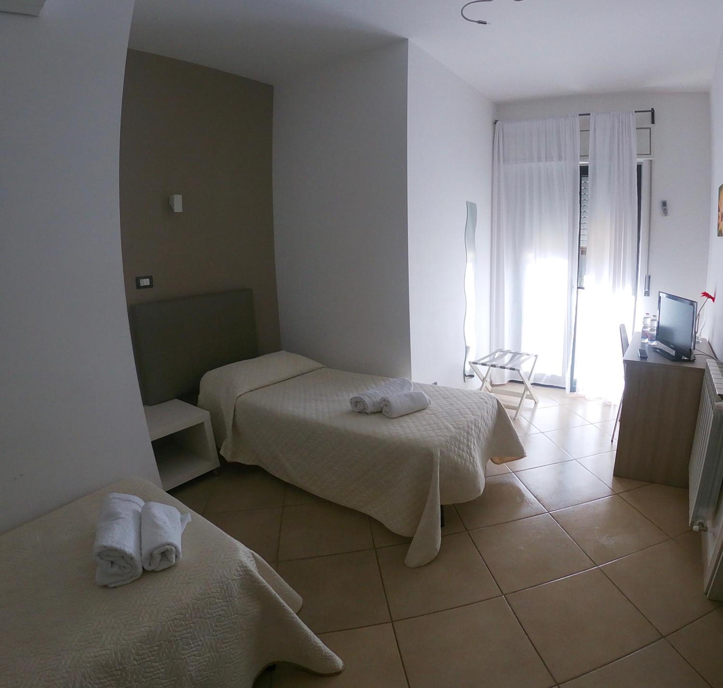 Twin Room - Photo 7