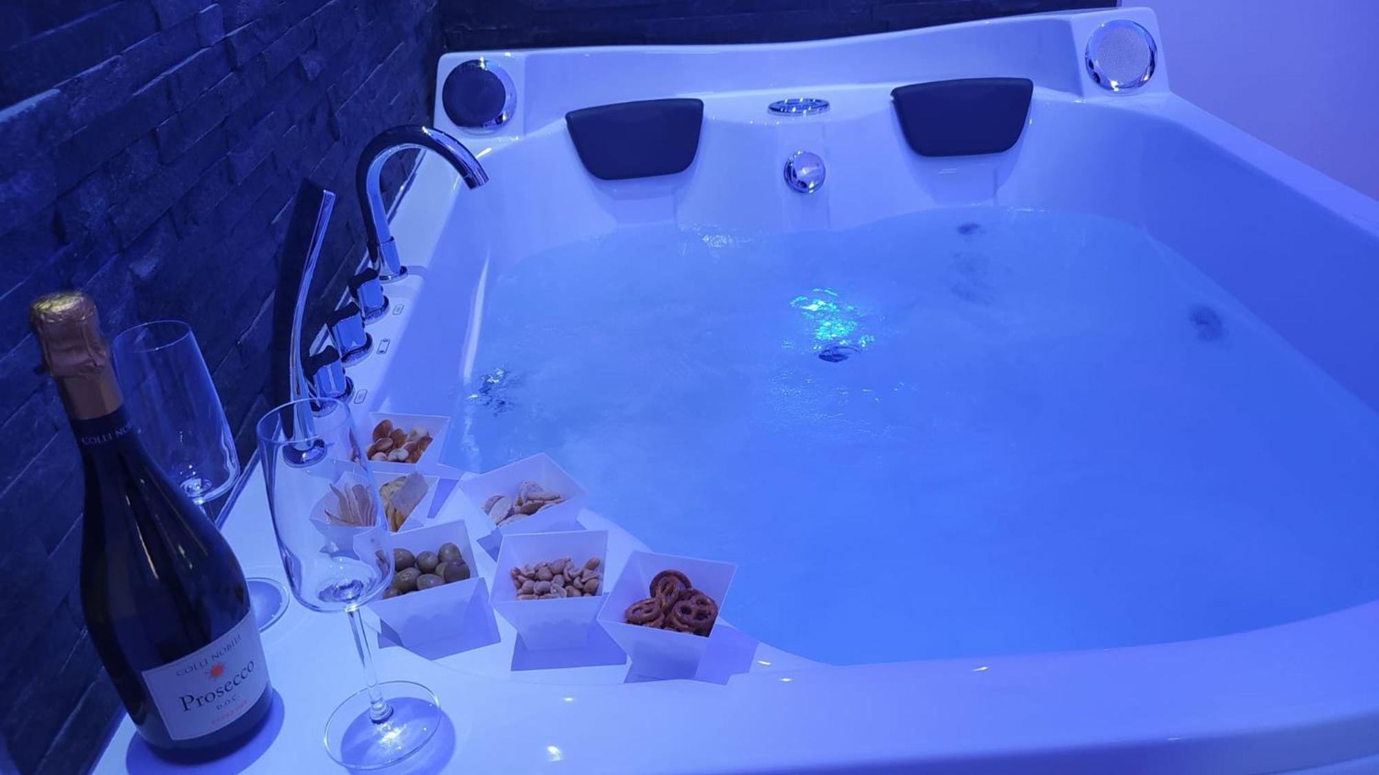 Deluxe Suite with Spa Bath - Photo 6