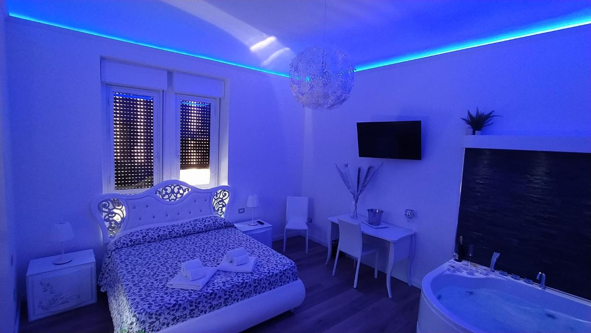 Deluxe Suite with Spa Bath - Photo 1