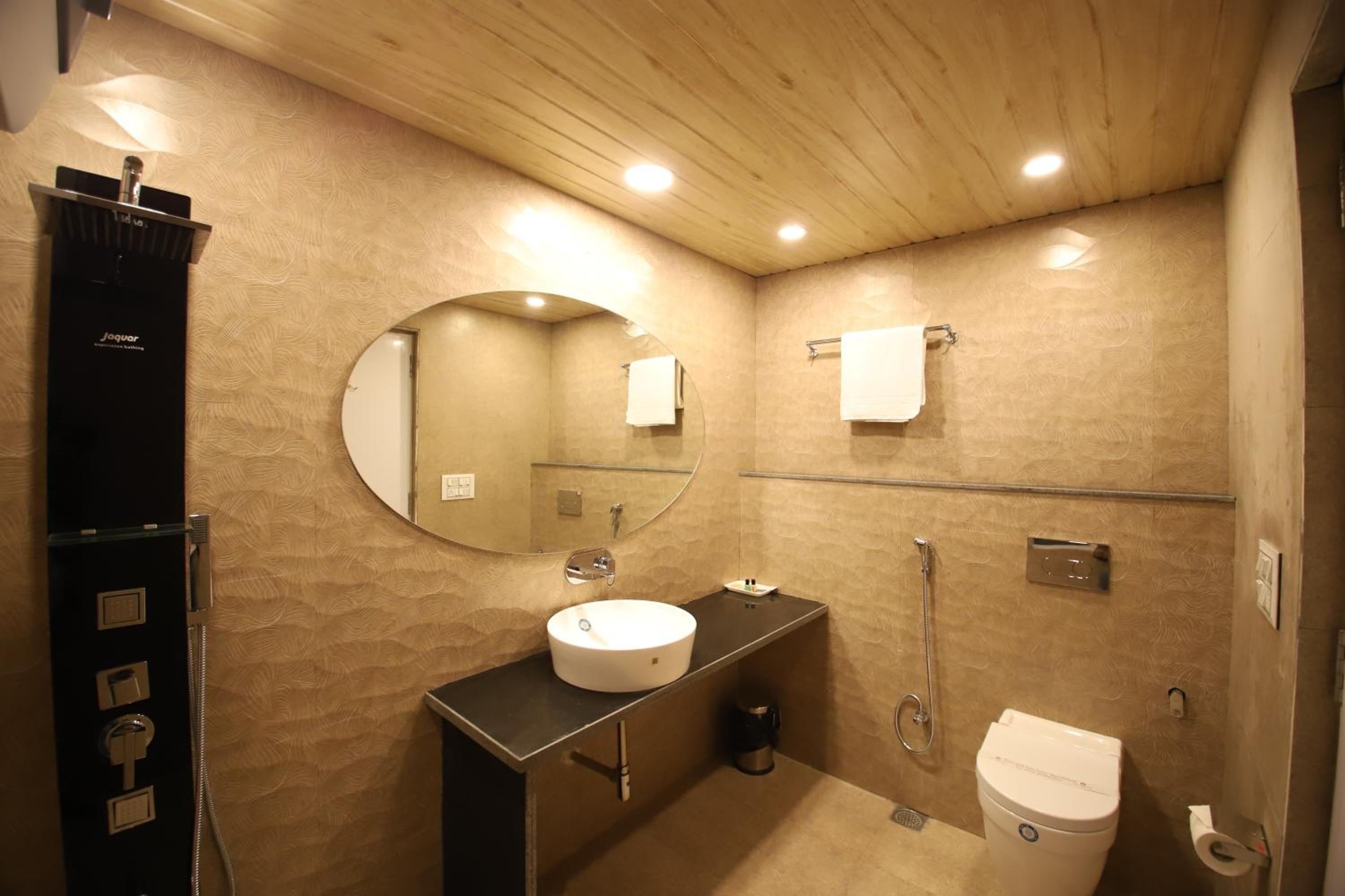 Suite - Photo 3
