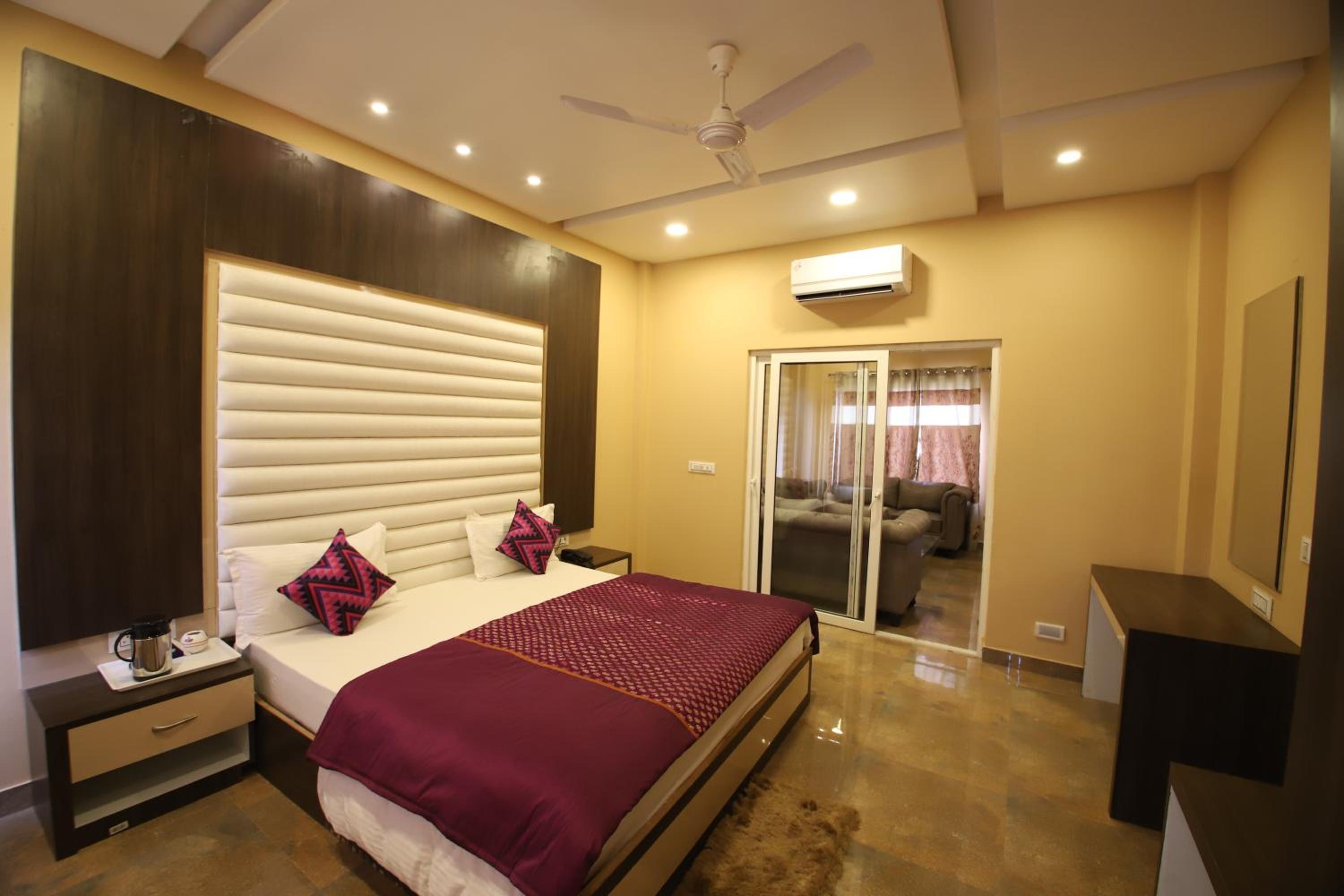 Suite - Photo 15